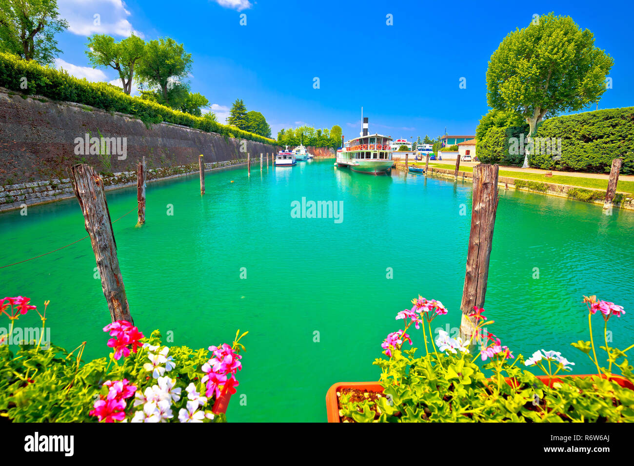 Peschiera del Garda turchese fiume Mincio bocca in vista lago Foto Stock