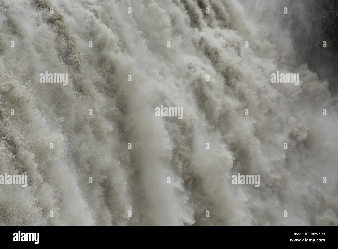 Il potente flusso di acqua dalla cascata di Dettifoss, Nord Islanda Foto Stock