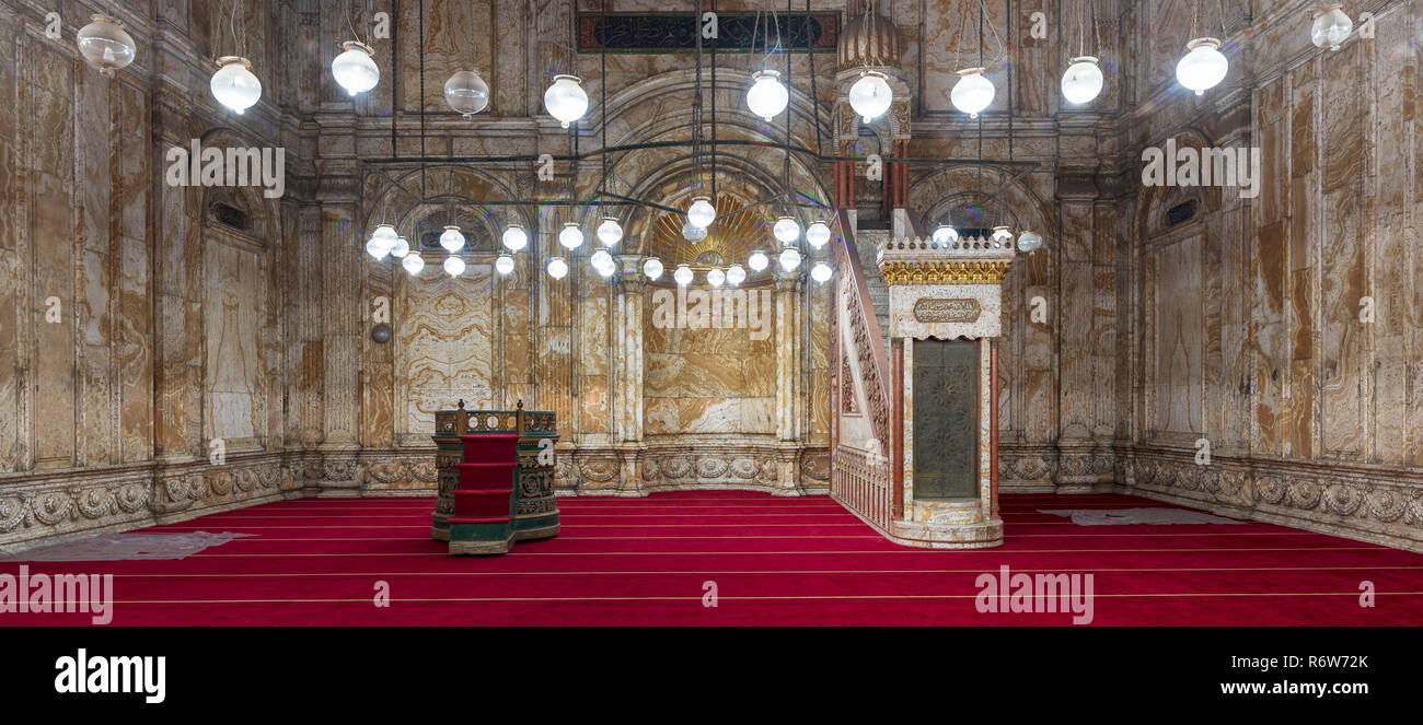 Decorate alabastro (marmo) parete con inciso nicchia (Mihrab) e piattaforma (Minbar) presso la grande moschea di Muhammad Ali Pasha (Moschea di alabastro) Foto Stock