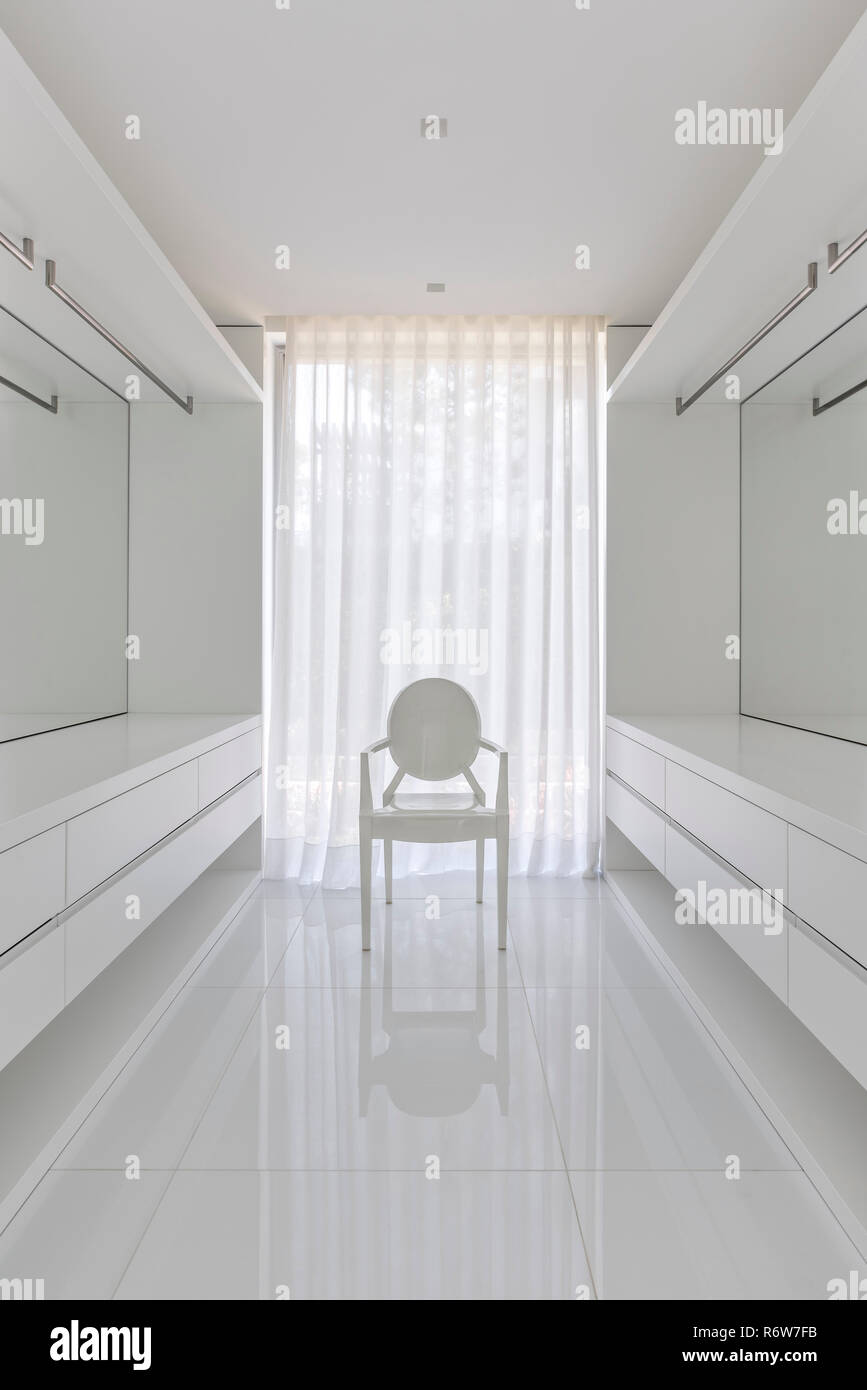 Philippe Starck smalto bianco sedia in spogliatoio con grandi specchi, nuova costruzione di villa, Quinta do Lago Foto Stock