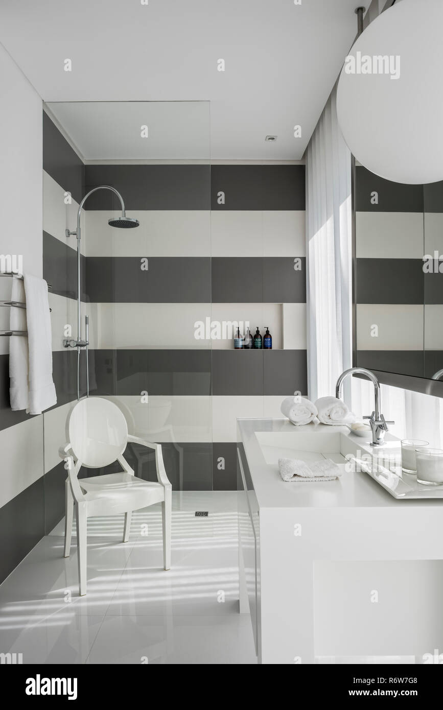 Grigio e bianco striato camera umida con Philippe Starck sedia, nuova costruzione di villa, Quinta do Lago Foto Stock