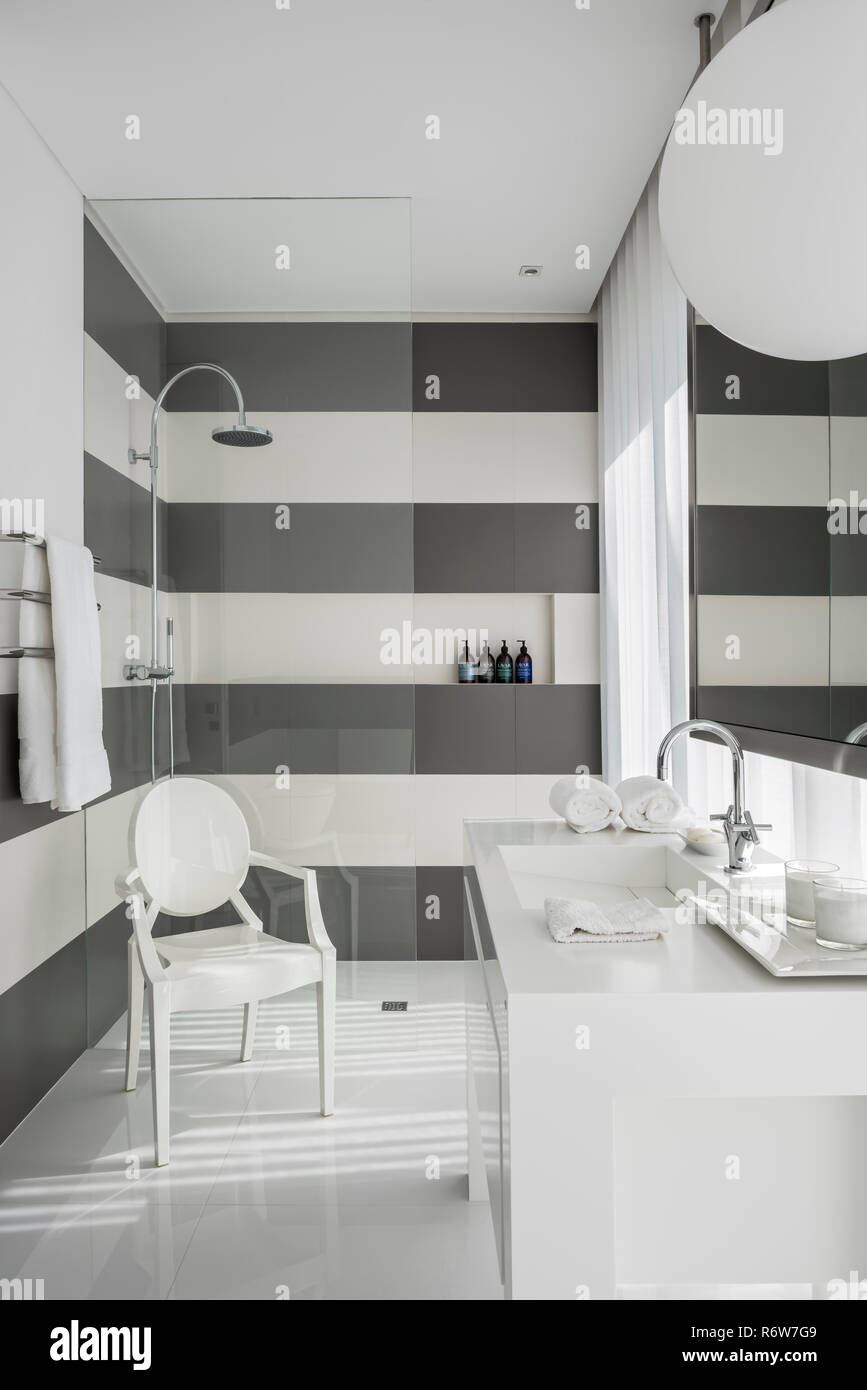 Grigio e bianco striato camera umida con Philippe Starck sedia, nuova costruzione di villa, Quinta do Lago Foto Stock