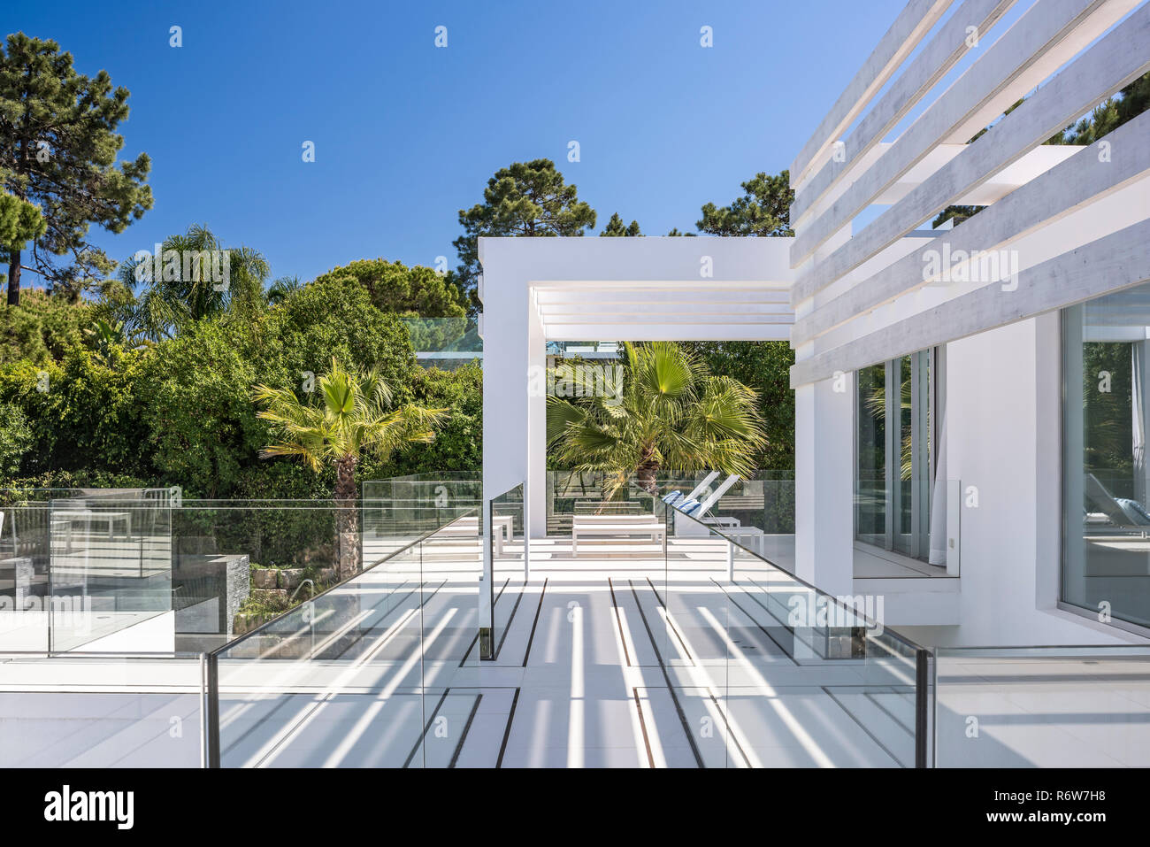 Balcone ombreggiato in sede e passaggio sopraelevato, nuova costruzione di villa, Quinta do Lago Foto Stock