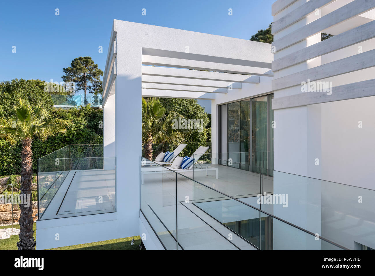 Balcone ombreggiato in sede e passaggio sopraelevato, nuova costruzione di villa, Quinta do Lago Foto Stock