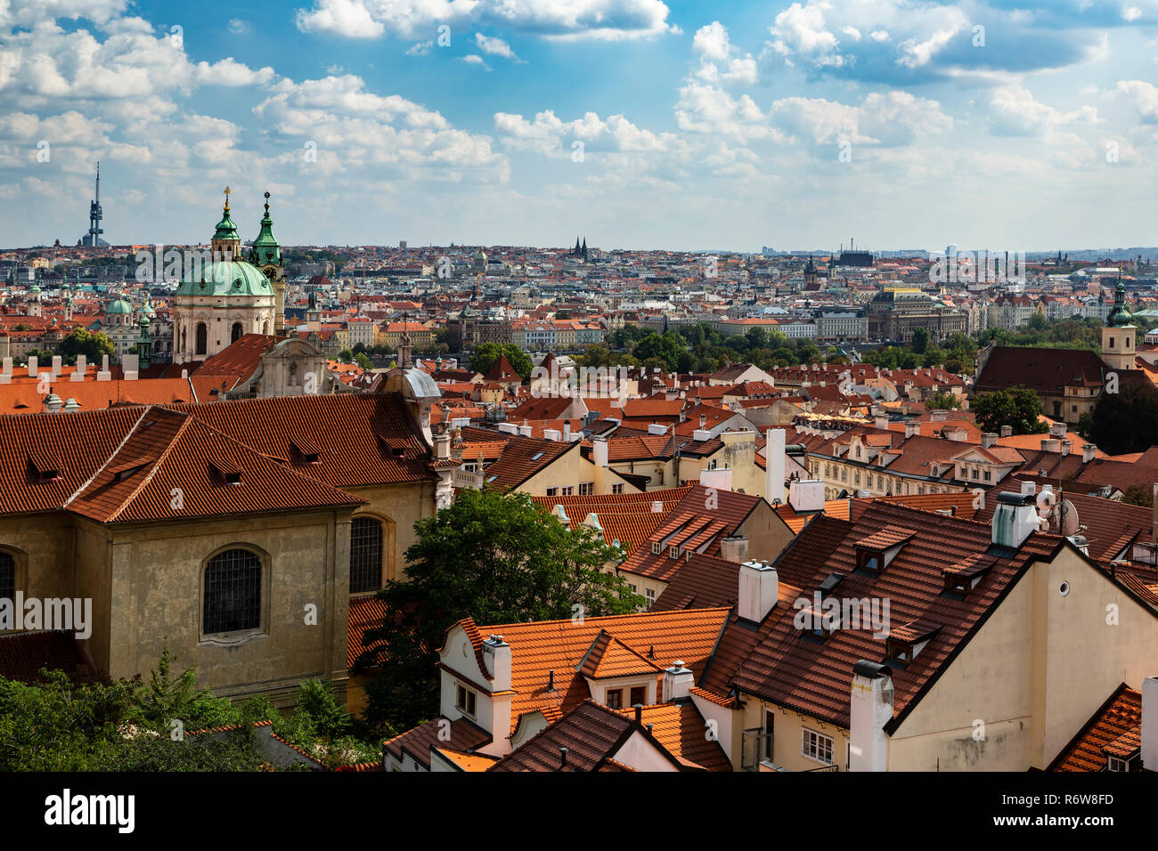 Vista di Praga con cupola della chiesa di San Nicola nel quartiere piccolo), Praga, Repubblica Ceca Foto Stock
