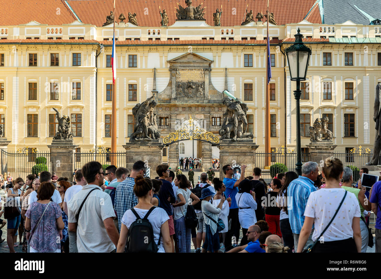 La Folla di fronte a Piazza Castello gate, il Castello di Praga, il quartiere del Castello, Praga, Repubblica Ceca Foto Stock