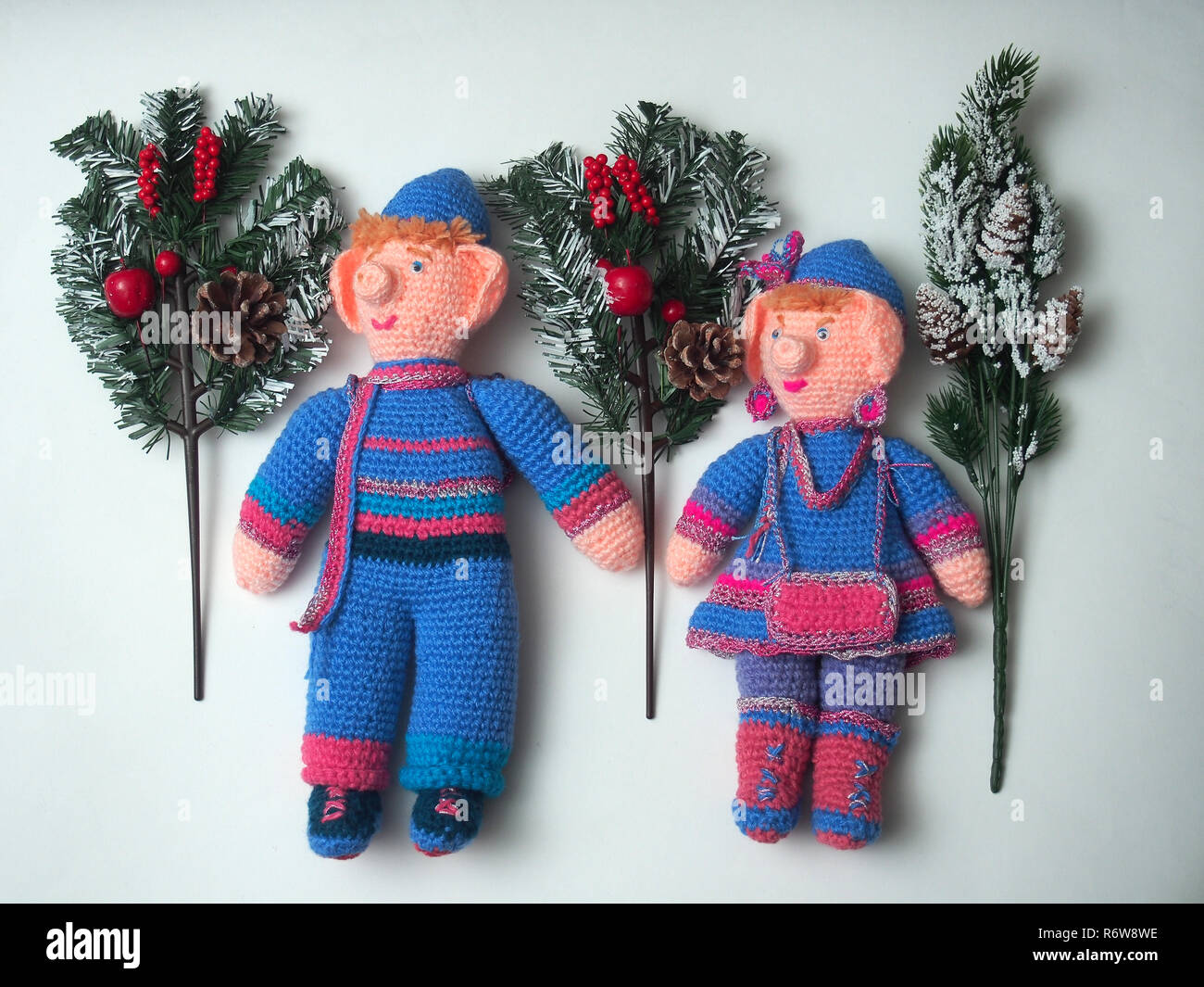 Due bambole fatte a mano con decorazioni di Natale. Bambole a maglia. Soggetti fotografici. Foto Stock