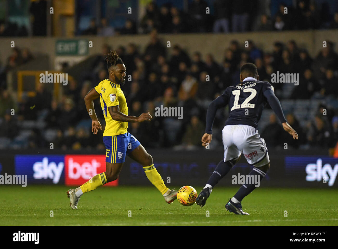 Il 28 novembre 2018, il Den, Millwall, Inghilterra; Sky scommessa campionato EFL Millwall V Birmingham City ; Jacques Maghoma (19) di Birmingham dribbling con sfera Credito: Phil Westlake/News immagini English Football League immagini sono soggette a licenza DataCo Foto Stock