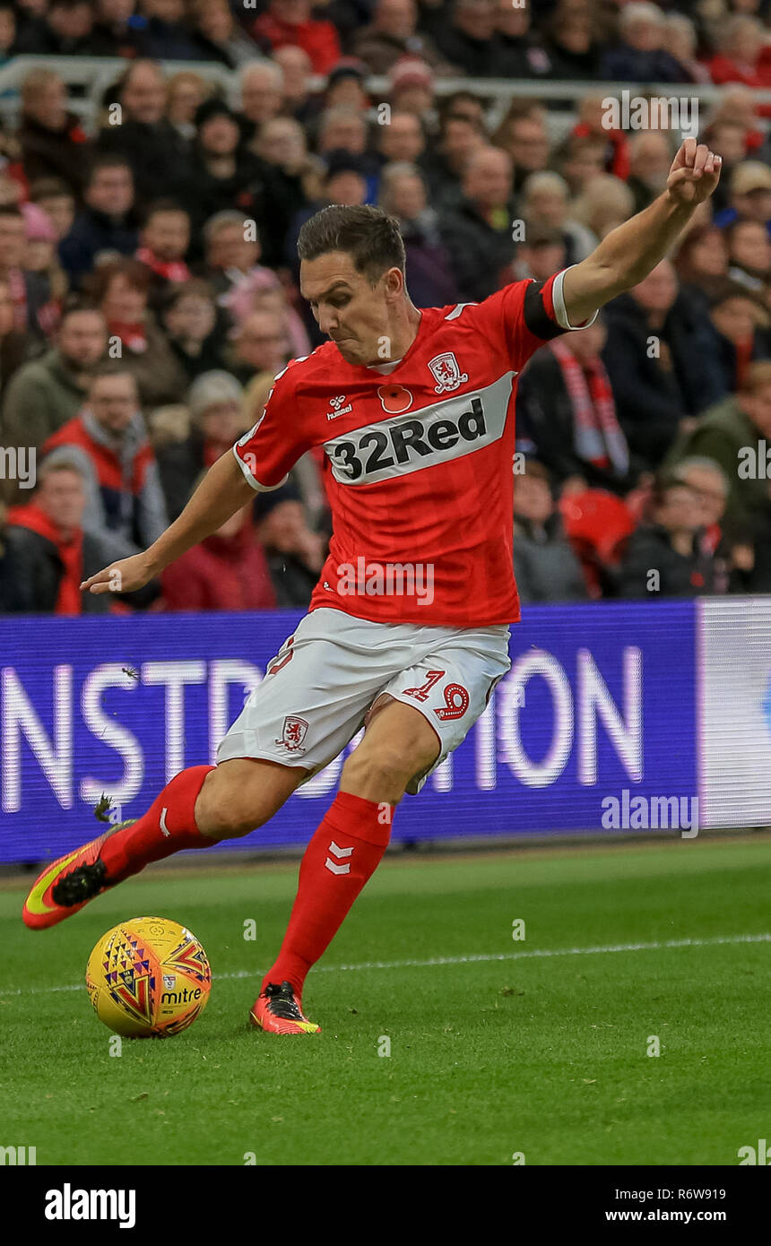 Il 19 novembre 2018, Riverside Stadium, Middlesbrough, Inghilterra; Campionato EFL, Middlesbrough v Wigan Athletic : Stewart Downing (19) di Middlesbrough ottiene una croce in credito: Craig Milner/News immagini English Football League immagini sono soggette a licenza DataCo Foto Stock Il 19 novembre 2018, Riverside Stadium, Middlesbrough, Inghilterra; Campionato EFL, Middlesbrough v Wigan Athletic : Stewart Downing (19) di Middlesbrough ottiene una croce in credito: Craig Milner/News immagini English Football League immagini sono soggette a licenza DataCo Foto Stock