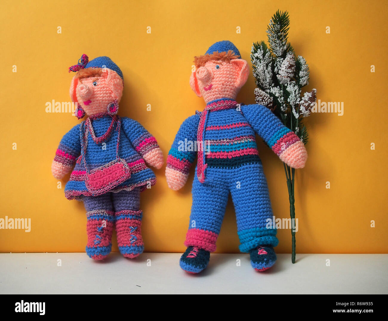 Due bambole fatte a mano con decorazioni di Natale. Bambole a maglia. Soggetti fotografici. Foto Stock