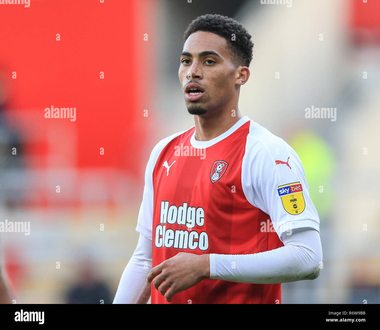 24 novembre 2018, New York Stadium, Rotherham, Inghilterra; Sky Campionato Bet Rotherham Utd v Sheffield Regno ; Zak Vyner (02) di Rotherham Regno Credito: Mark Cosgrove/News immagini English Football League immagini sono soggette a licenza DataCo Foto Stock
