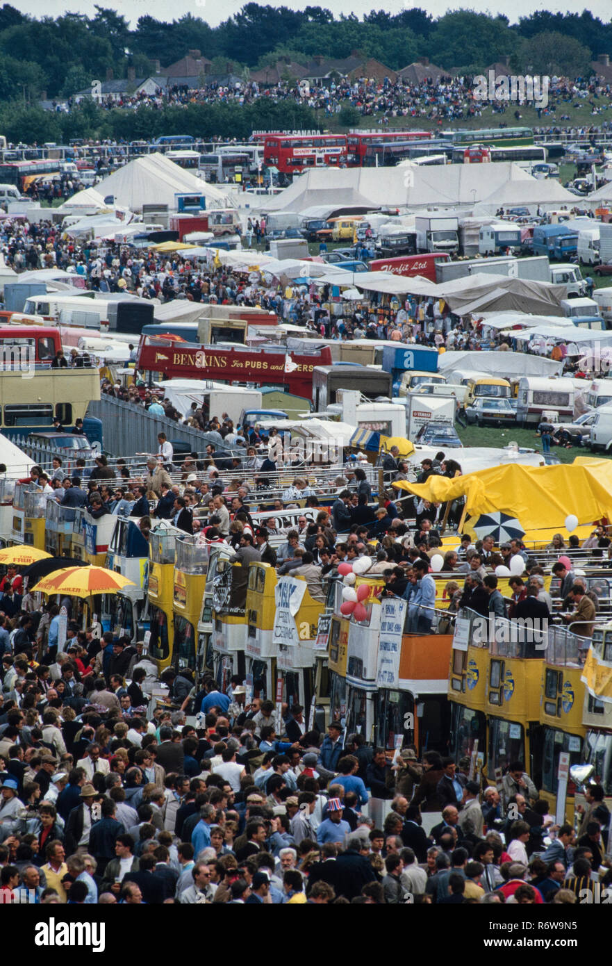 Il Derby corsa di cavalli su Epsom Downs, Inghilterra. 1986, digitalizzato 2018 Il 1986 Epsom Derby è stato un cavallo di razza che ha avuto luogo presso la Epsom Downs mercoledì 4 giugno 1986. Era il 207th in esecuzione del Derby, ed è stato vinto da Shahrastani. Il vincitore è stato cavalcato da Walter Swinburn e addestrati da Michael Stoute. Derby giorno frequentato dalla famiglia reale britannica e i membri del pubblico che hanno goduto di un bel picnic. Foto Stock