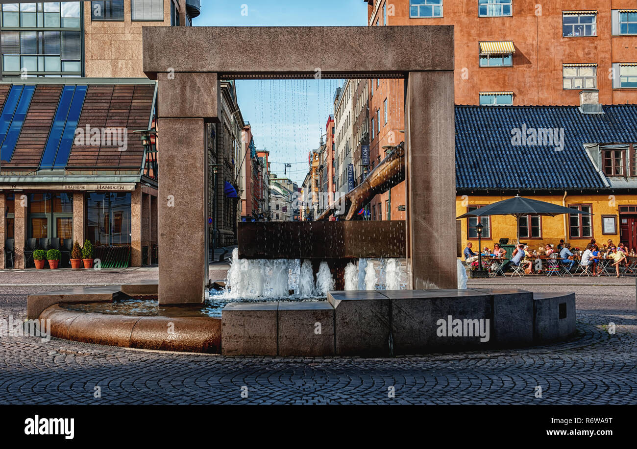 OSLO, Norvegia - 26 luglio 2013: Fontana Hansken guanto con una scultura della mano del re Cristiano IV, indicando la posizione della nuova città su Christiania Torv quadrato in Kvadraturen. editorial Foto Stock