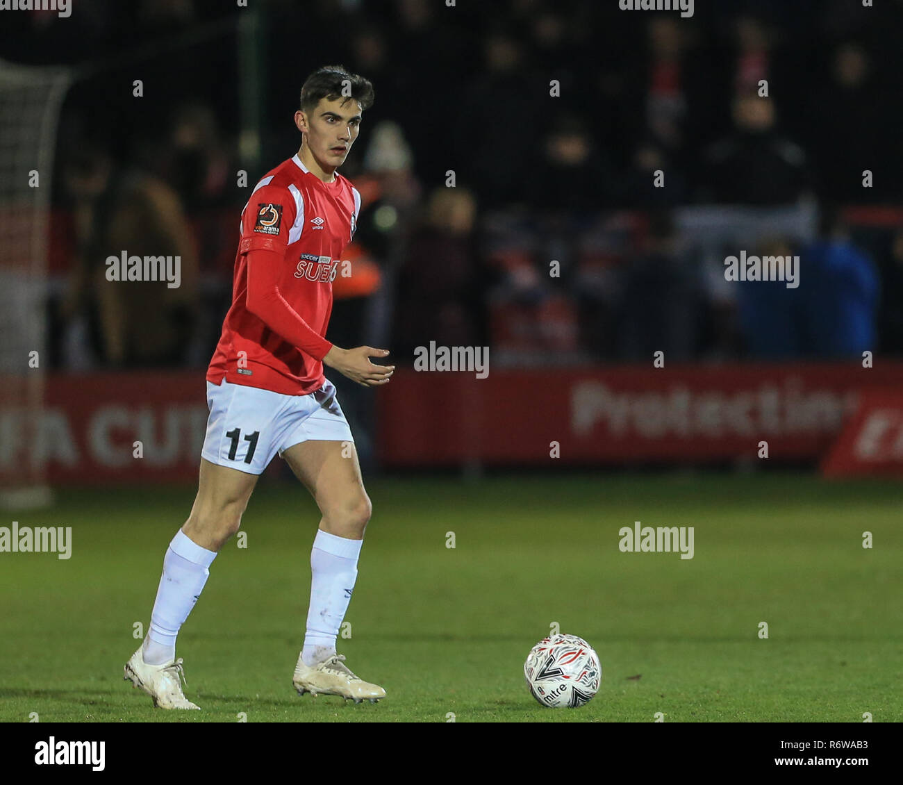 Il 21 novembre 2018, Moor Lane, Salford, Inghilterra; Emirati FA Cup, Round 1, Salford City v Shrewsbury Town ; Tom Walker di Salford City cerca un pass Credito: Mark Cosgrove/News immagini English Football League immagini sono soggette a licenza DataCo Foto Stock