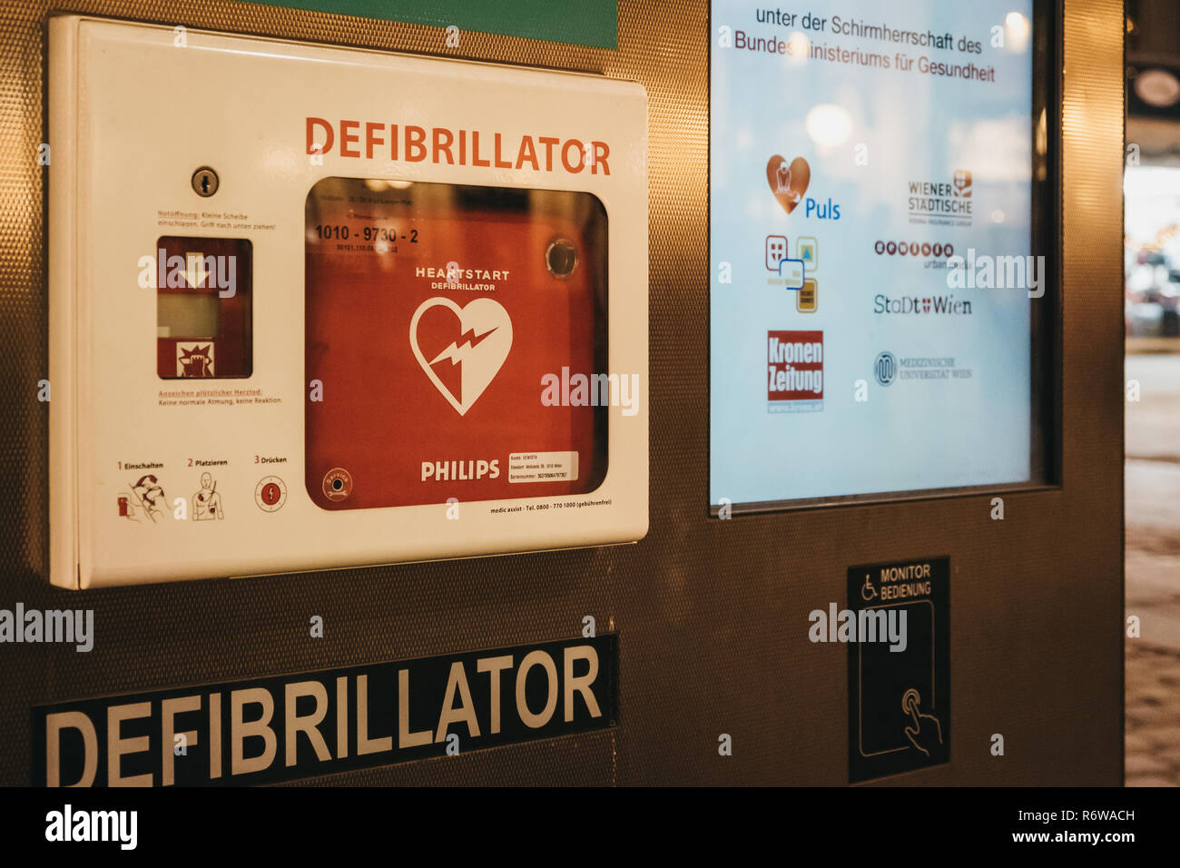 Vienna, Austria - 24 Novembre 2018: Defibrillatore colonna su una strada di Vienna. Attualmente 60 liberamente accessibile defibrillatore colonne sono disponibili in Foto Stock