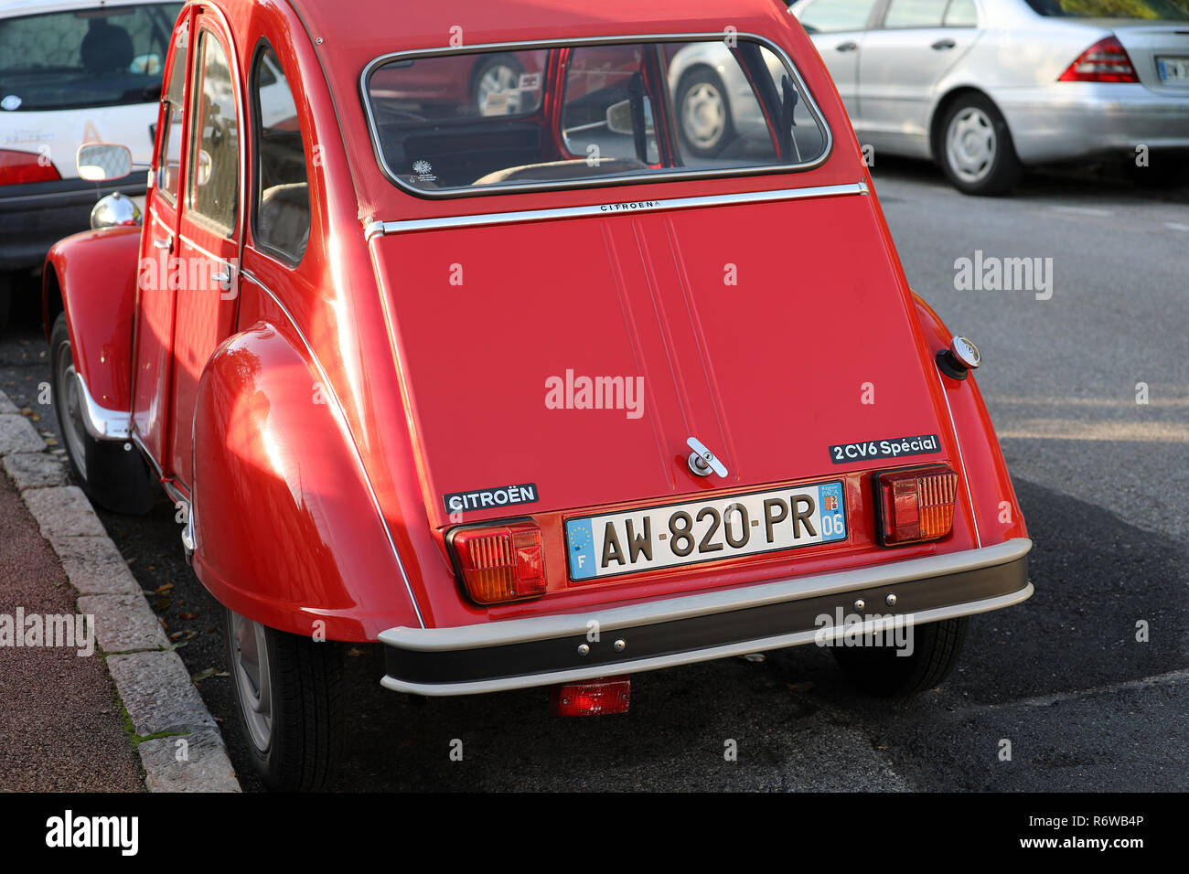 Roquebrune-Cap-Martin, Francia - 4 Dicembre 2018: Rosso vecchia auto Citroen 2 CV Special parcheggiato sulla strada (vista posteriore), Costa Azzurra, Francia, Europa C Foto Stock