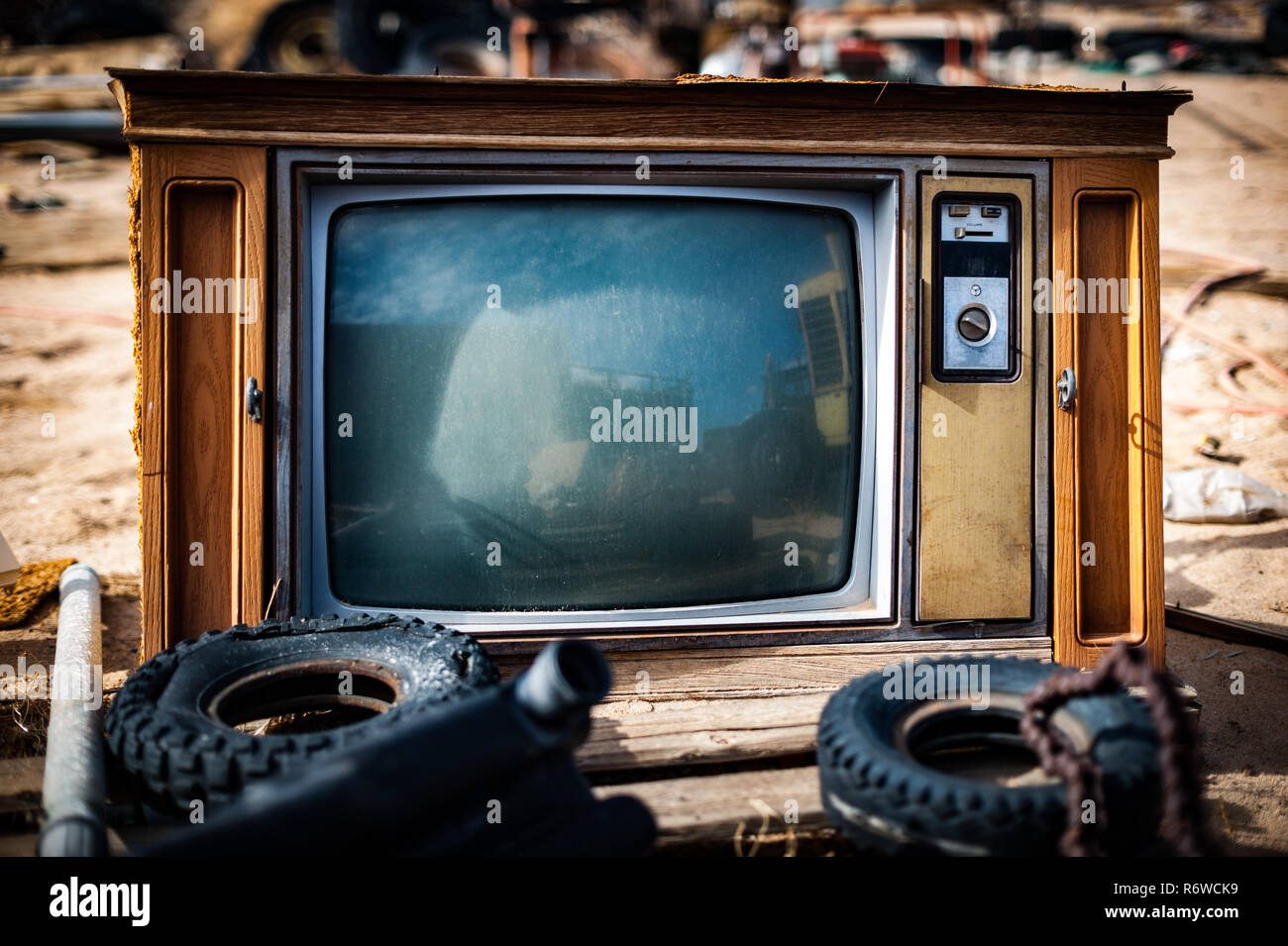 Vecchio rotto vintage Tv in legno abandonned in a junkyard Foto Stock
