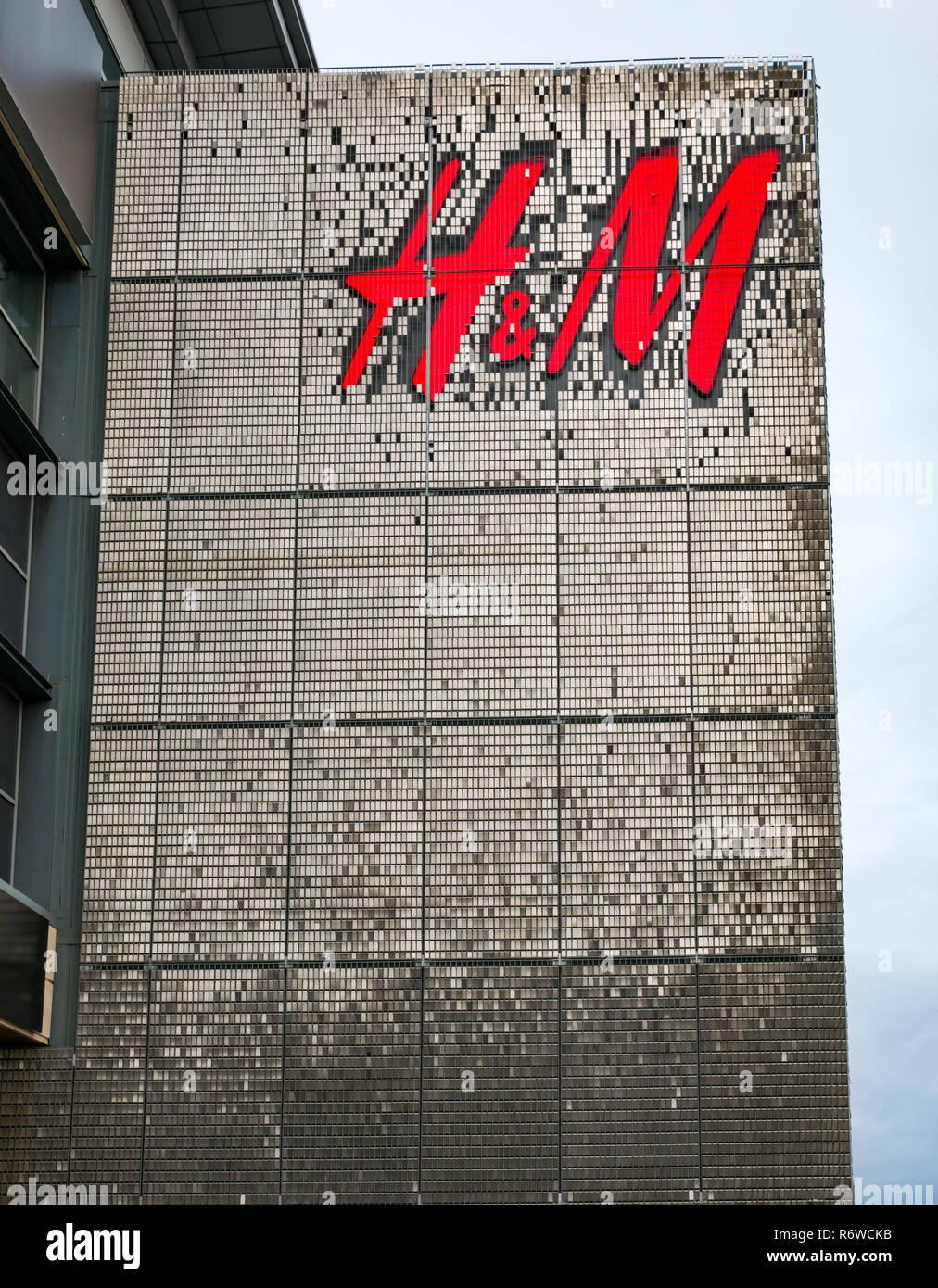 H&M negozio di abbigliamento il logo di grandi dimensioni su edificio anteriore, Centro commerciale Ocean Terminal, Leith, Edimburgo, Scozia, Regno Unito Foto Stock