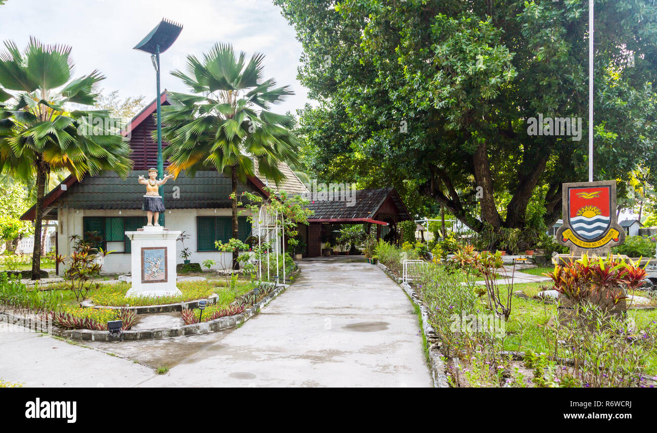 La residenza presidenziale, il palazzo del governo con un monumento, repubblica stemma e motto 'Te Mauri, Te Raoi ao Te Tabomoa', Sud Tarawa, Kiribati Foto Stock