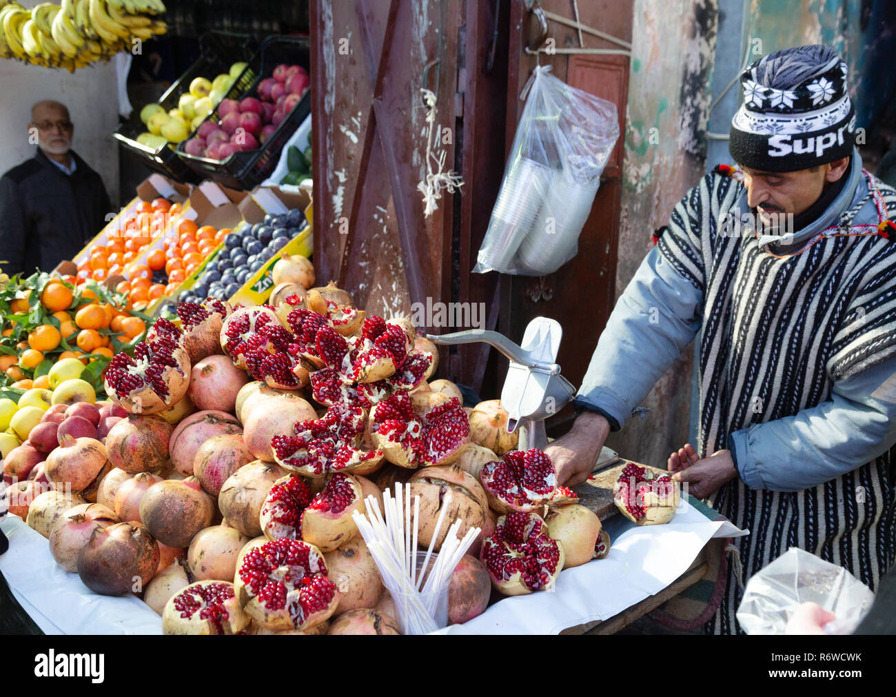 Commerciante di mercato nel mercato alimentare, Marrakech Medina, Marrakech Marocco Africa del Nord Foto Stock