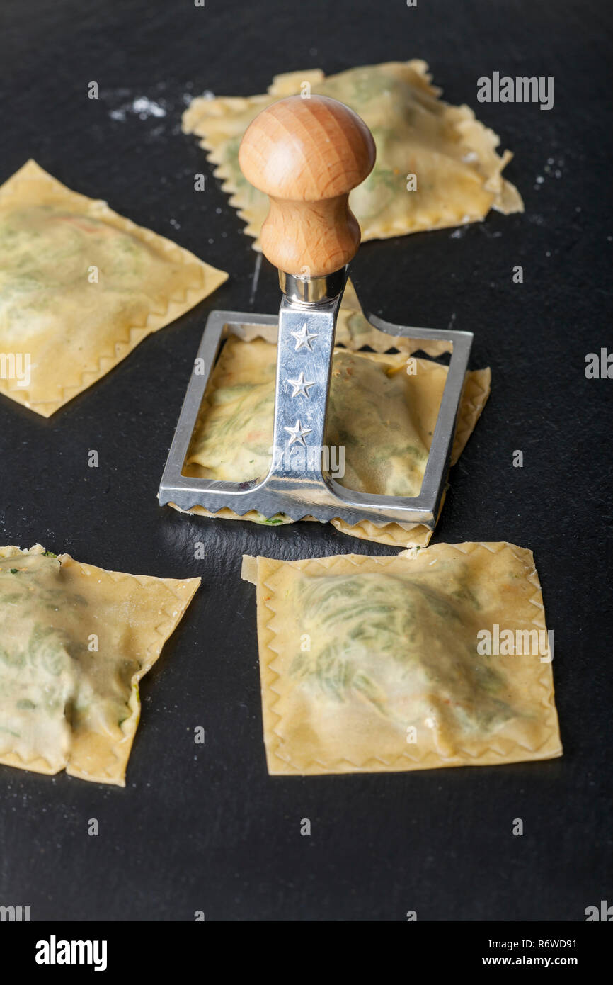 Production of ravioli immagini e fotografie stock ad alta risoluzione -  Alamy