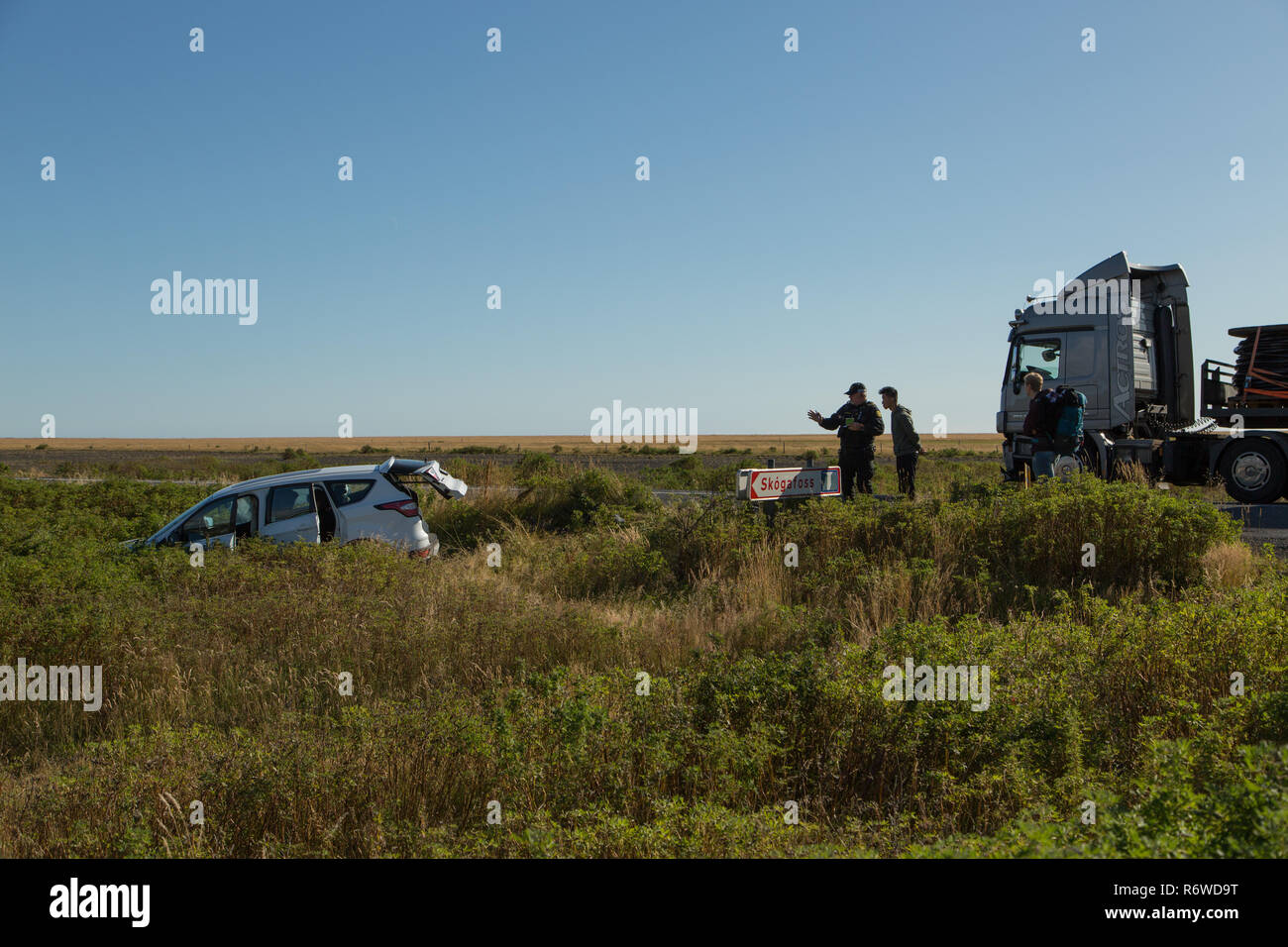 I turisti in auto a noleggio in collisione e crash con carrello con polizia Logreglan frequentando vicino Skogafoss, Skogar, Islanda Foto Stock