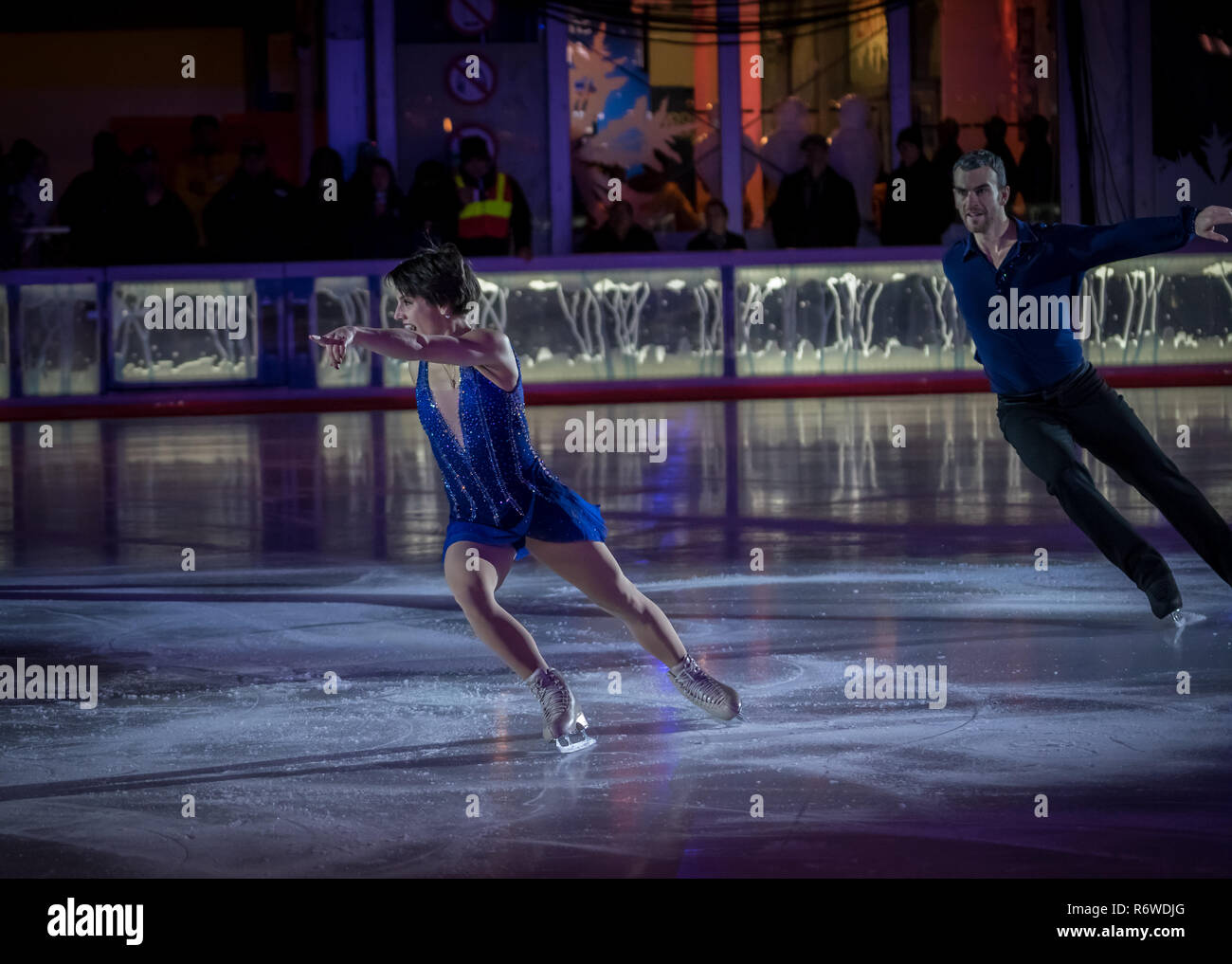 New York, NY. Stati Uniti d'America - 4 dicembre, 2018.Le prestazioni mediante l'oro olimpico Medalists M. Duhamel & E. Radford a Bryan Park 2018 Albero di Natale cerimonia di illuminazione Foto Stock