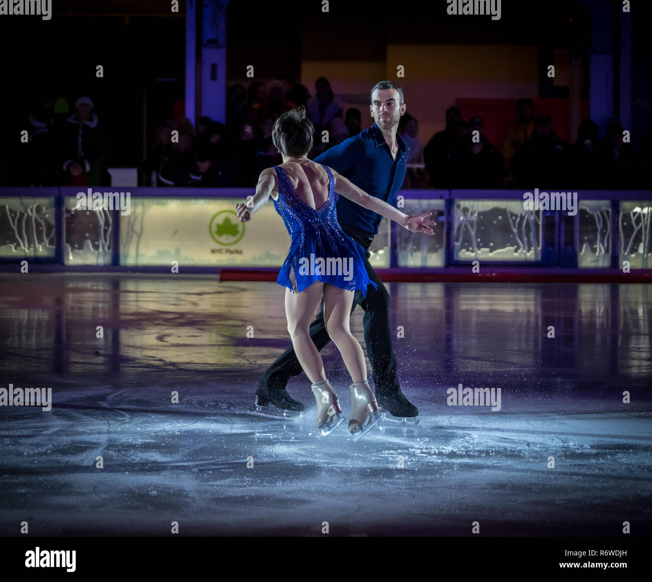 New York, NY. Stati Uniti d'America - 4 dicembre, 2018.Le prestazioni mediante l'oro olimpico Medalists M. Duhamel & E. Radford a Bryan Park 2018 Albero di Natale cerimonia di illuminazione Foto Stock