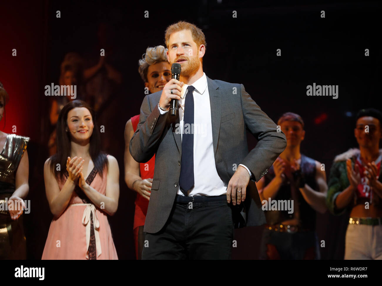 Il Duca di Sussex affronta il pubblico a fianco della mostra di produttore e cast membri davanti a una festa di gala performance di 'Bat fuori dall'inferno - Il Musical', a sostegno dell'Invictus Fondazione giochi Dominion Theatre, Londra. Foto Stock