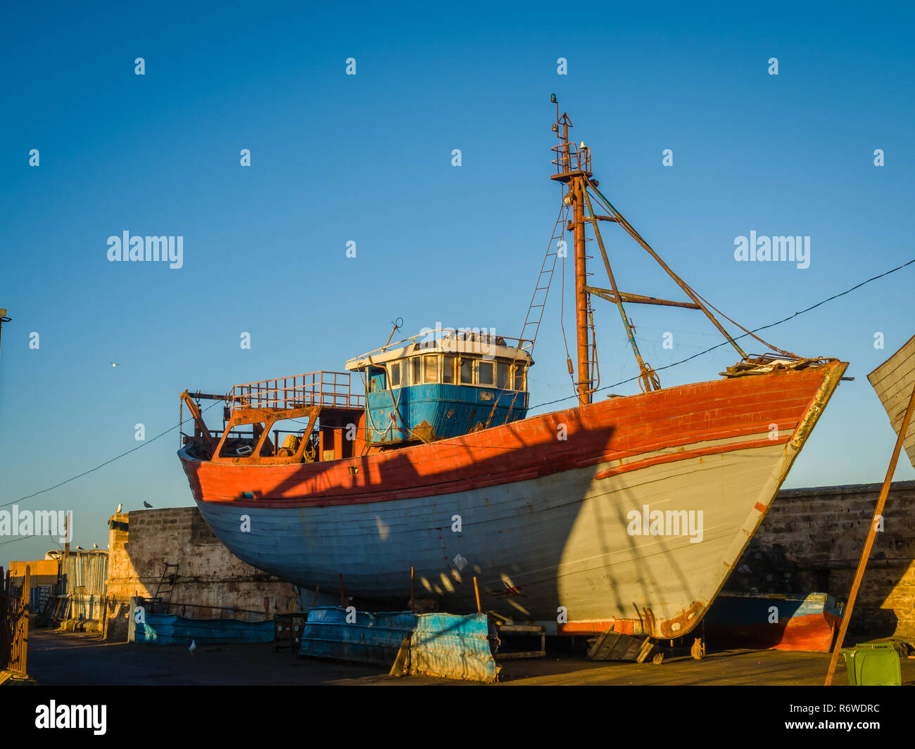 La mattina presto nel porto di pesca di Essaouira, Marocco Foto Stock