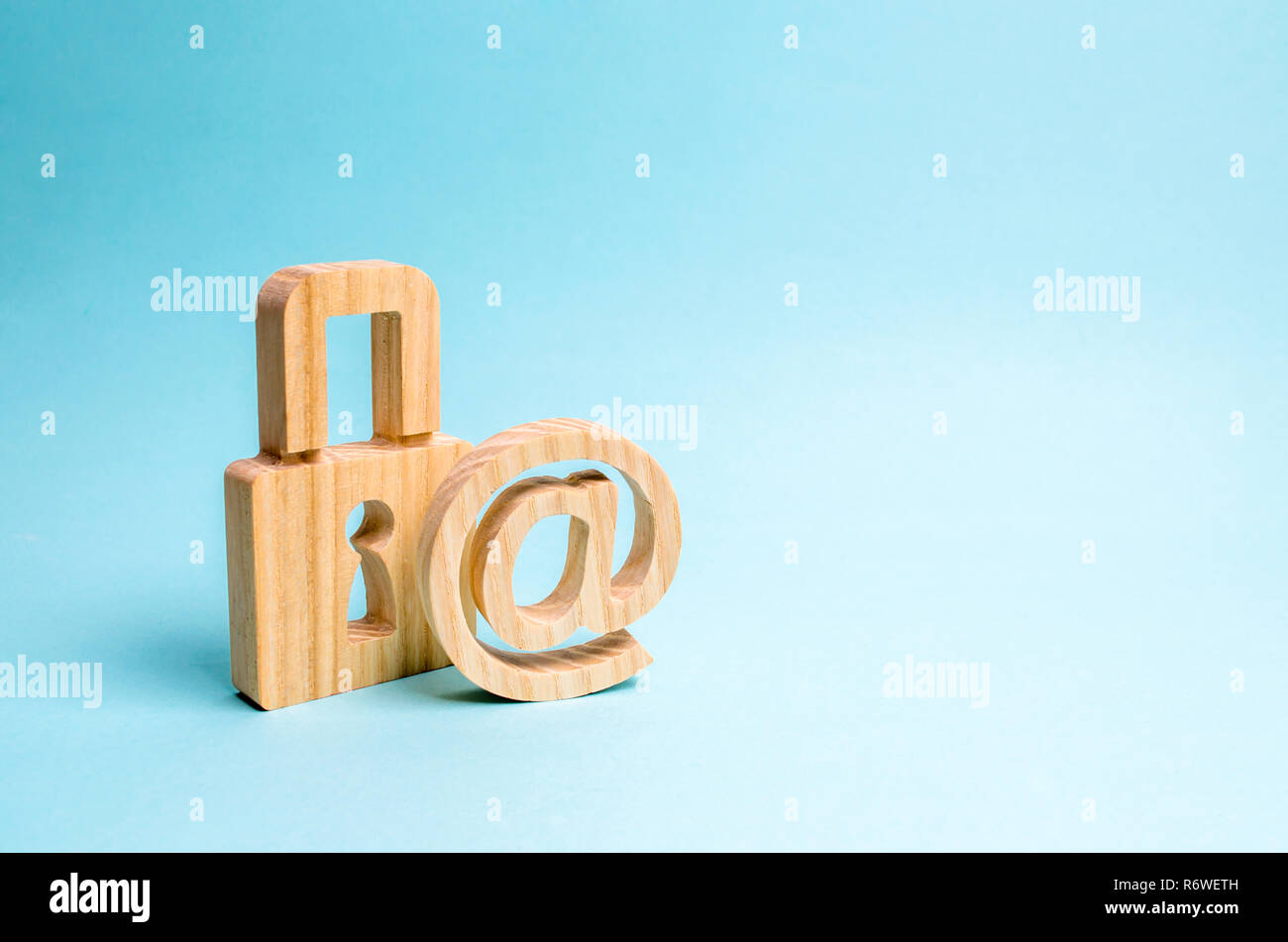 Protezione dei dati e informazioni personali. Attacchi di hacking, hacking virus. Affidabile il post. Il simbolo della posta elettronica e la serratura. Protezione dei dati personali da Foto Stock