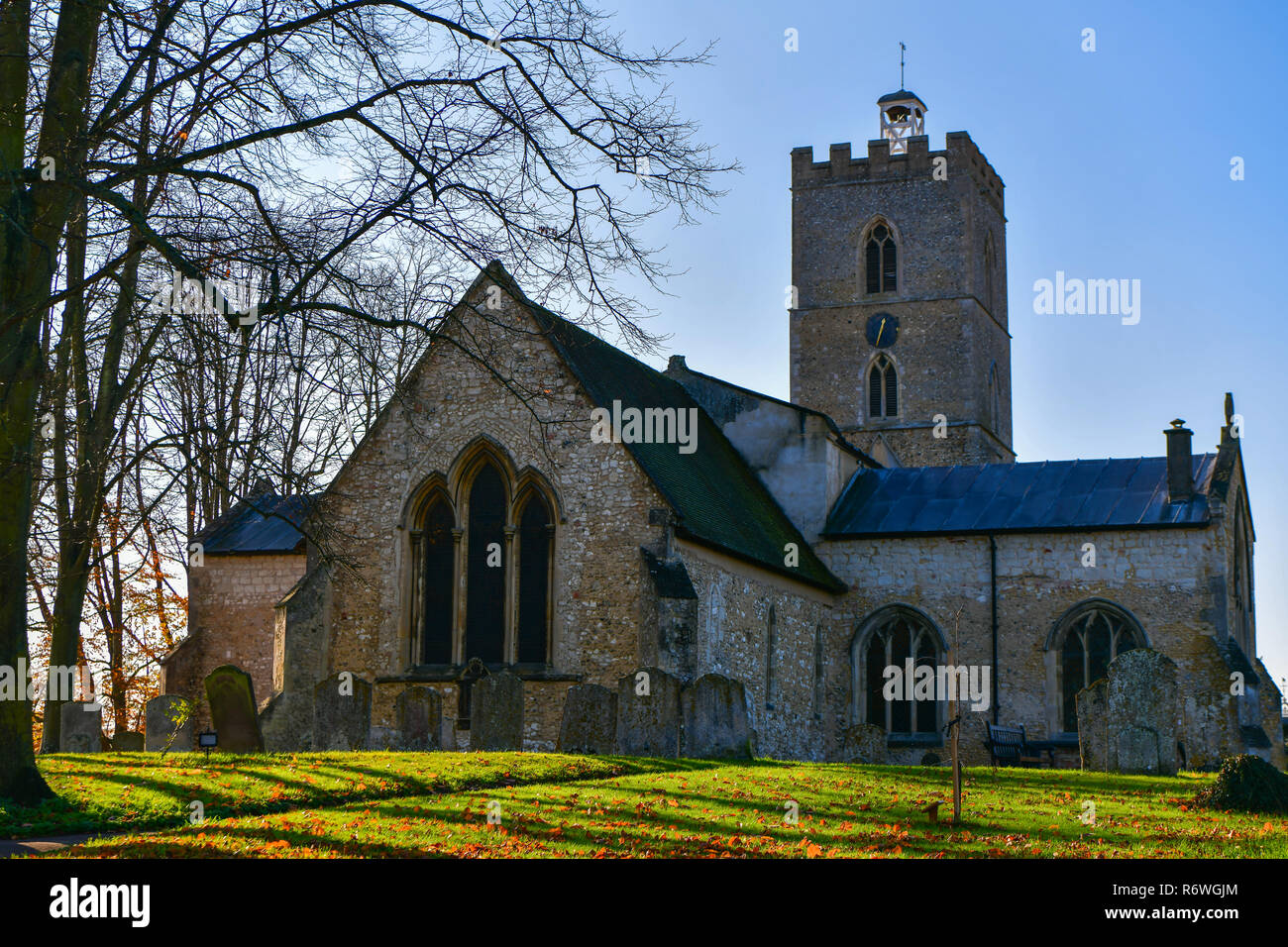 Exning, Suffolk REGNO UNITO. La chiesa di San Martino è un antica struttura di pietra focaia con medicazioni di pietra Foto Stock
