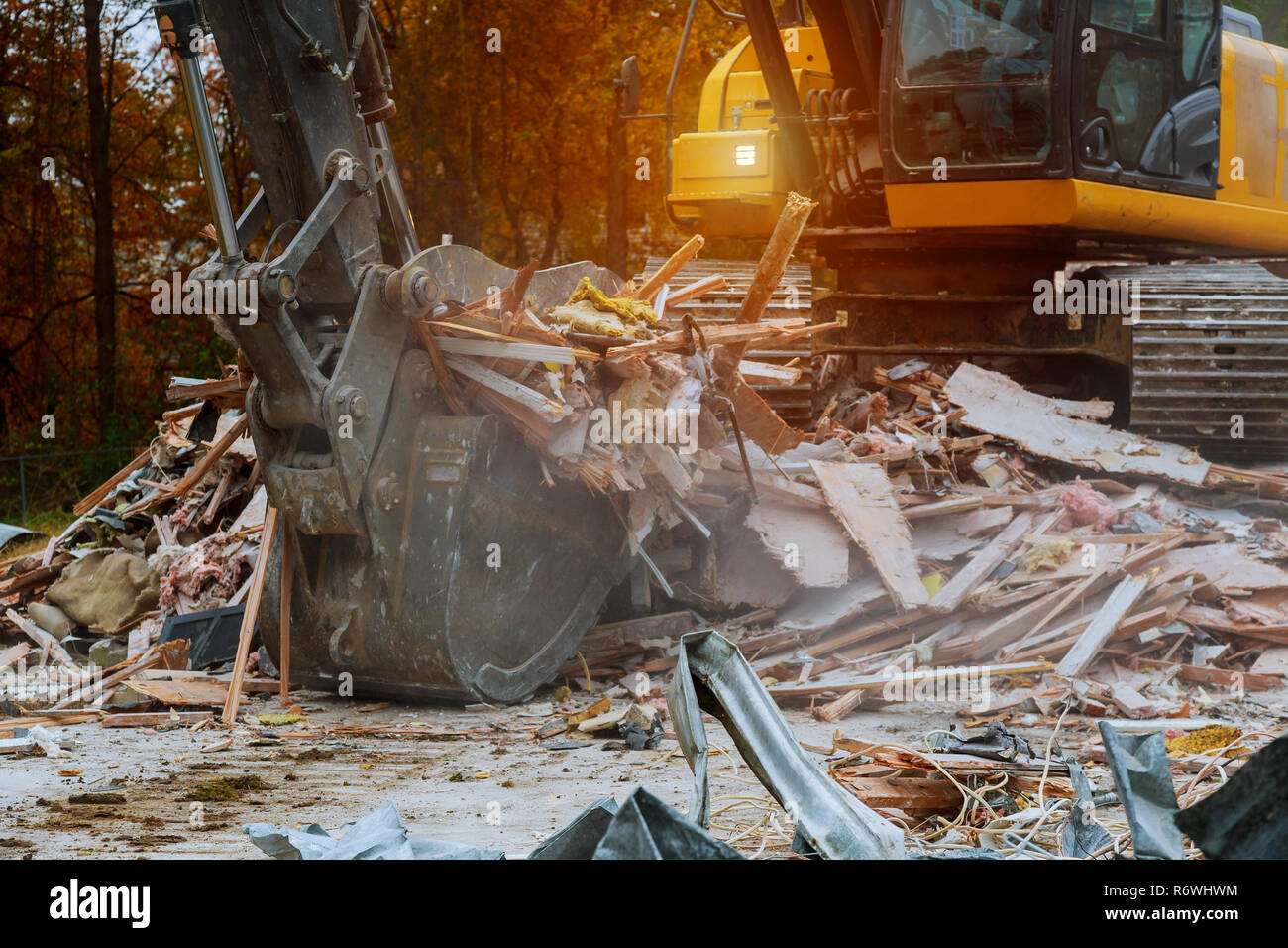 Vecchia casa di essere demolito da un grande cucchiaio rovescio Foto Stock