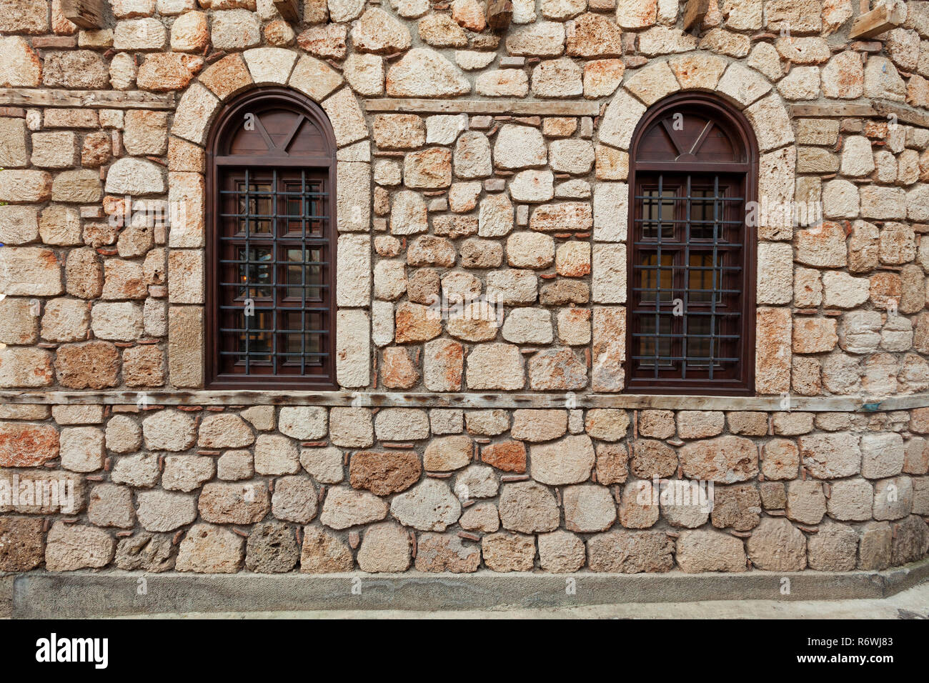 Due finestre sul vecchio muro di pietra Foto Stock