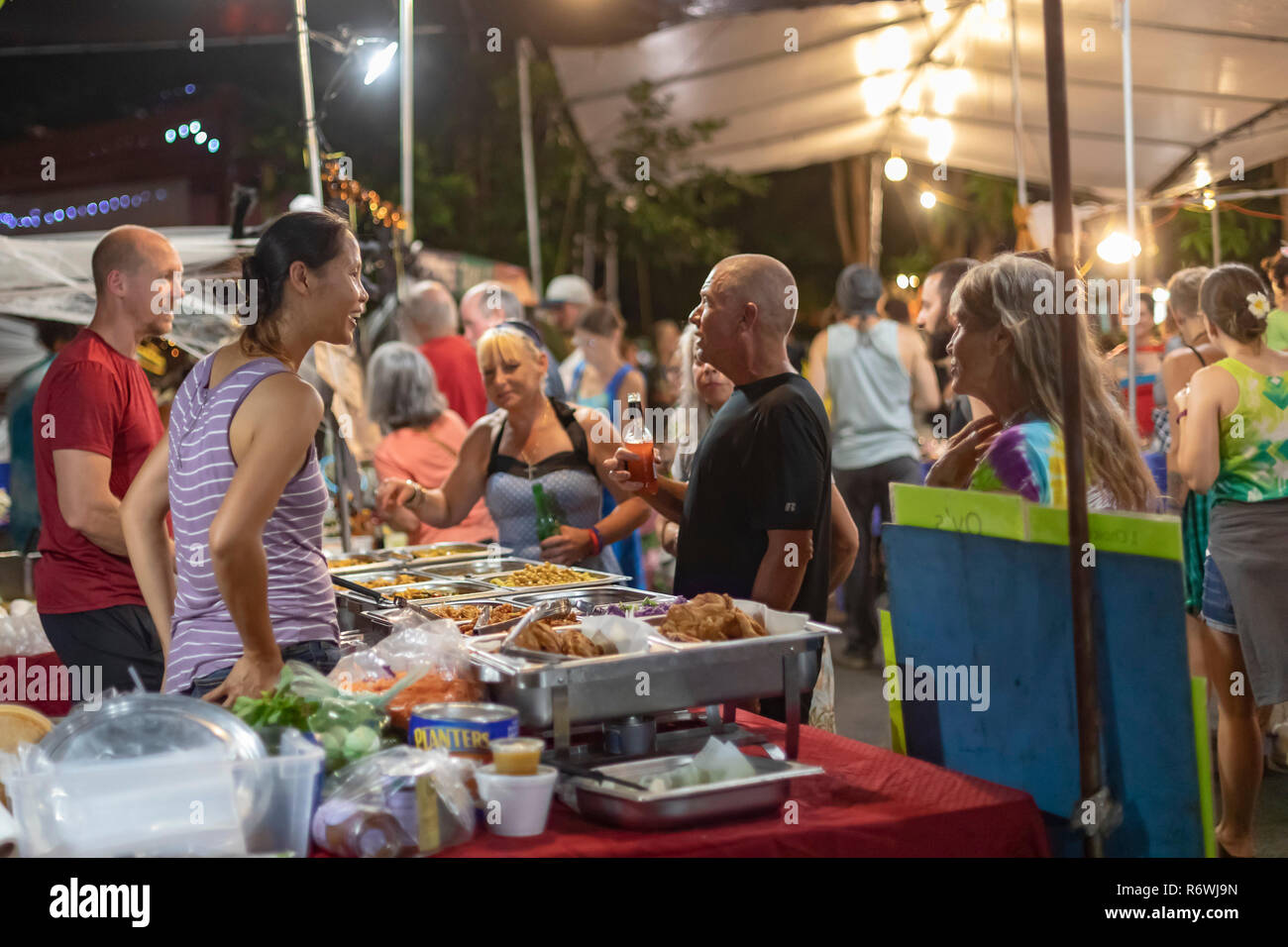 Kalapana, Hawaii - Centinaia di frequentare la notte Kalapana mercato ogni mercoledì per la musica, ballo, cibo e artigianato. L evento è stato iniziato dal compianto UNC Foto Stock