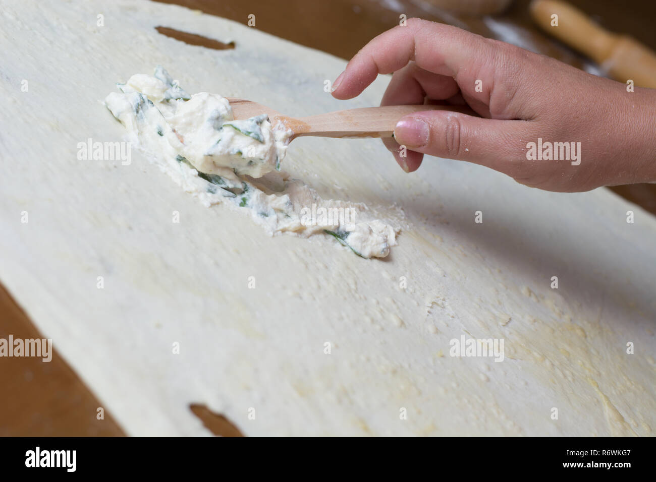 Fabbricazione di formaggio di casa torta o altri tipi di pasta antipasto Foto Stock