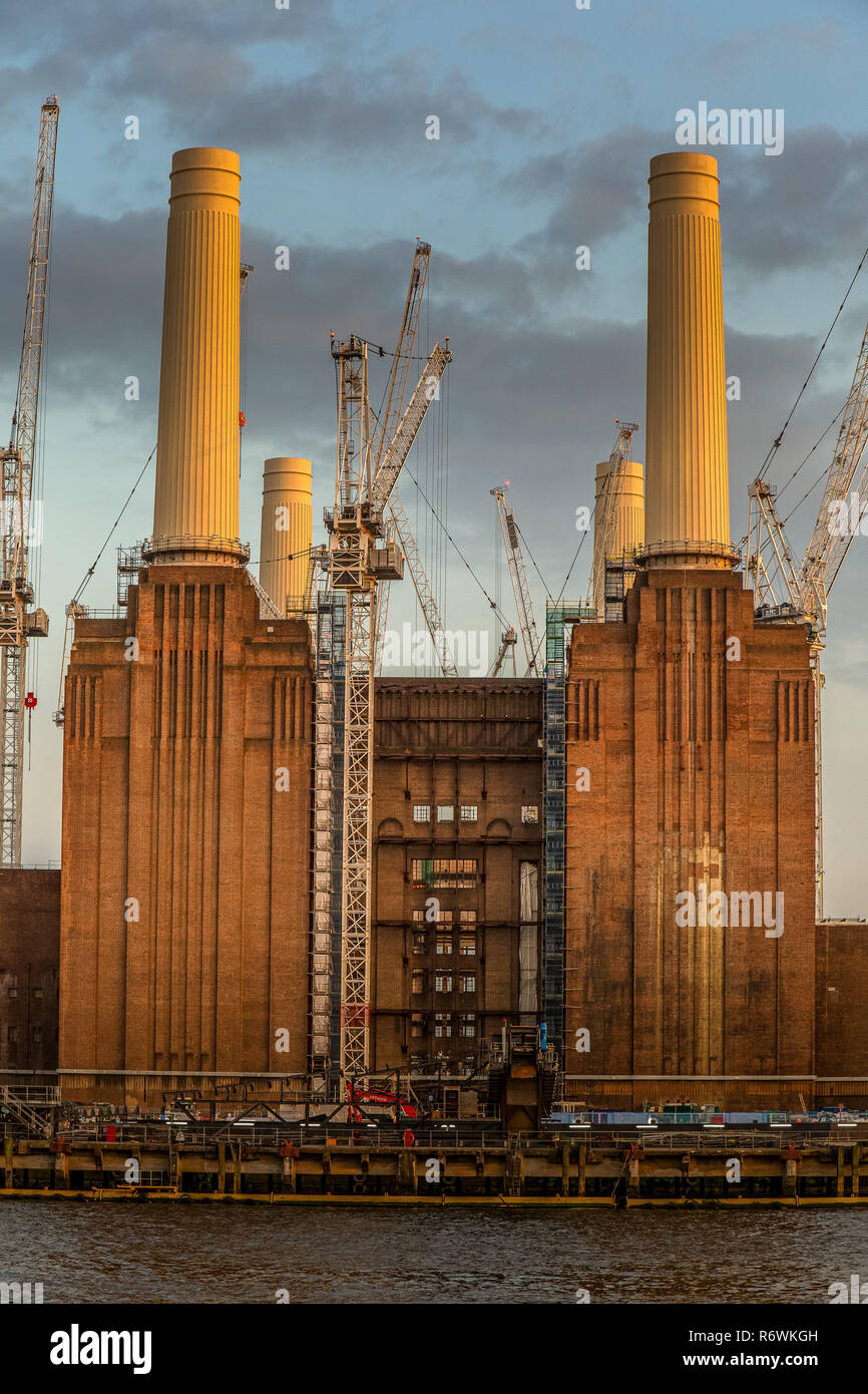 Battersea Power Station di Londra. Costruito negli anni trenta e gli anni cinquanta, ora decommisioned come una stazione di alimentazione ed essendo ristrutturato nella sede e uffici. Foto Stock