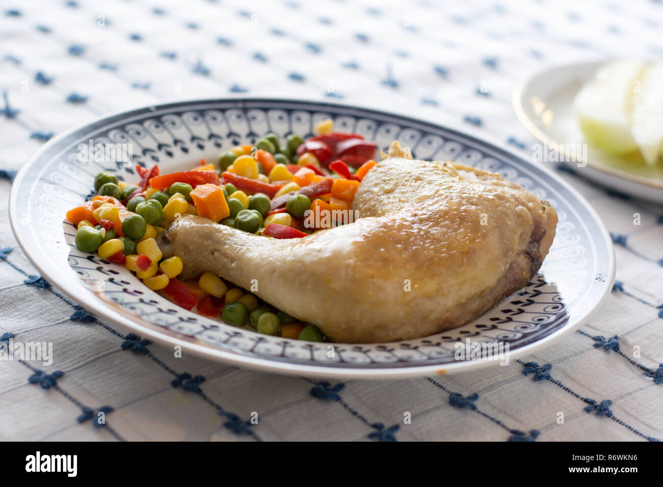 Servito pollo grigliato gamba con verdure su piastra bianca Foto Stock