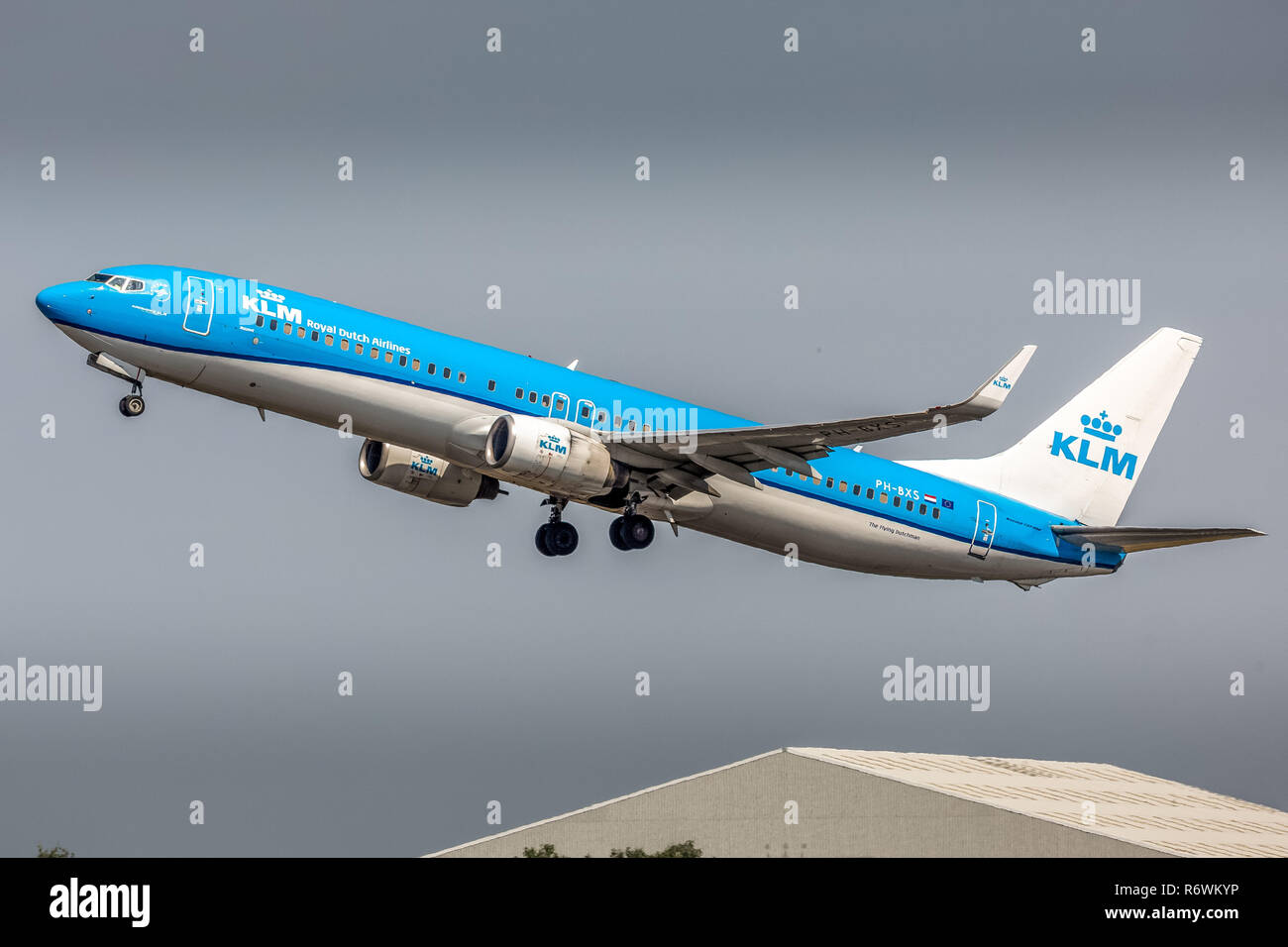 Una KLM, Olandese della Compagnia aerea nazionale, Boeing 737-800, registrazione PH-BXS, decollo dall'aeroporto di Manchester in Inghilterra. Foto Stock