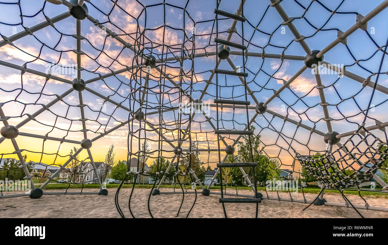 Vasto il cielo al tramonto visto dall'interno di una cupola di scalatore Foto Stock