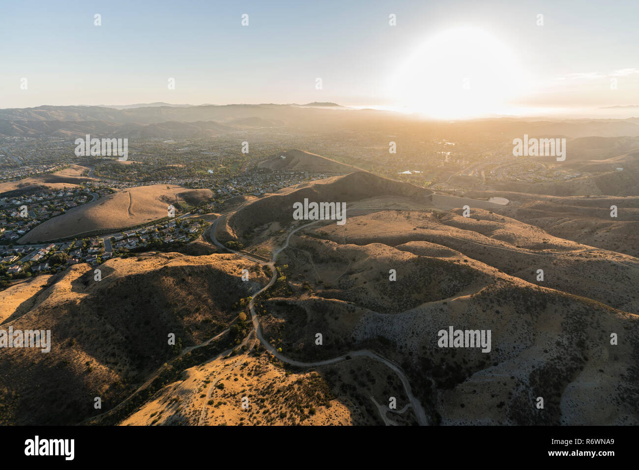 Tramonto vista aerea delle colline suburbane, nelle case e nelle strade vicino a Los Angeles in Simi Valley, California. Foto Stock