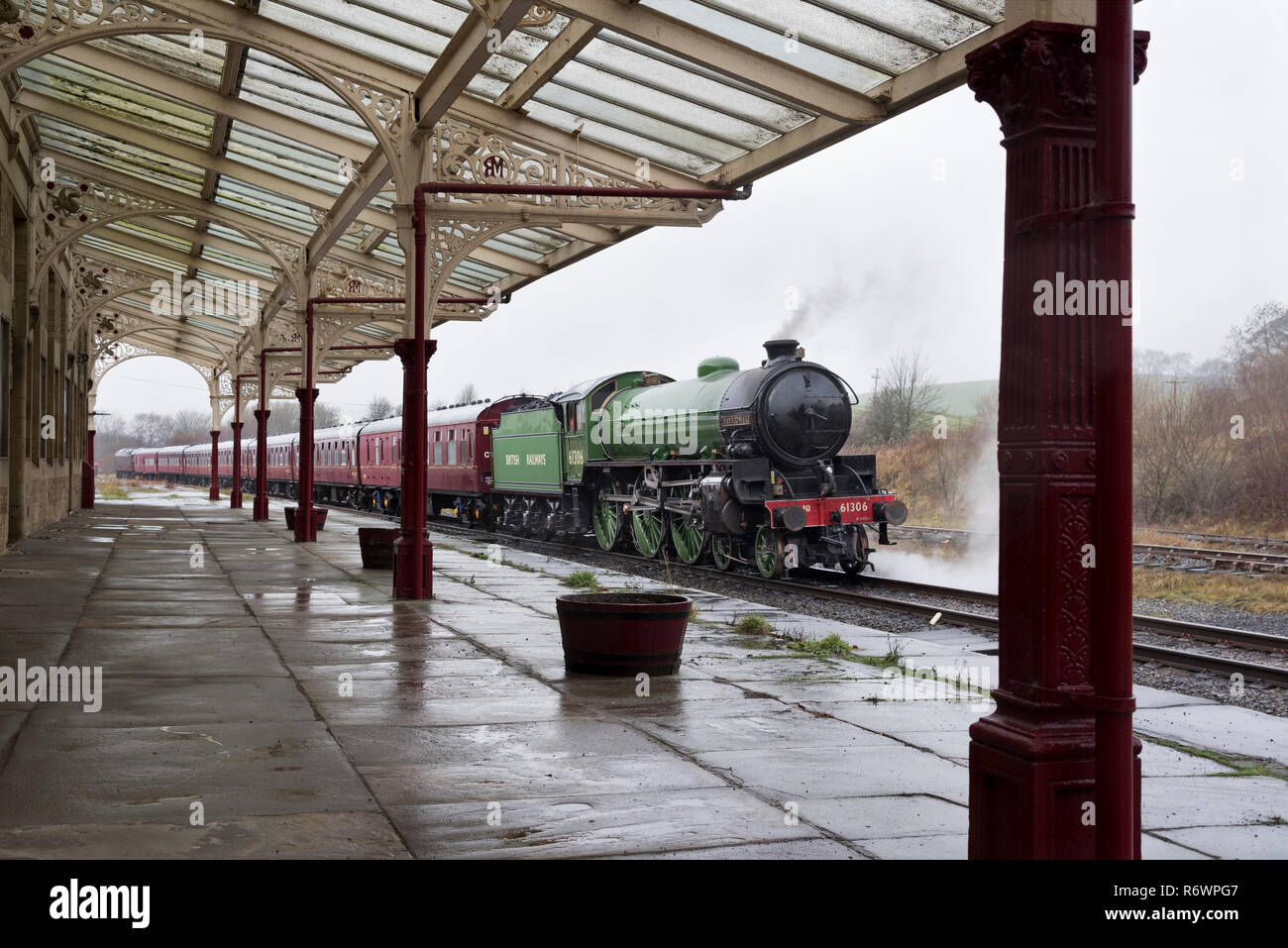 B1 classe locomotiva a vapore 'Mayflower' (costruito 1948) ferma a ornati stazione Hellifield, North Yorkshire, durante una corsa di prova. Foto Stock
