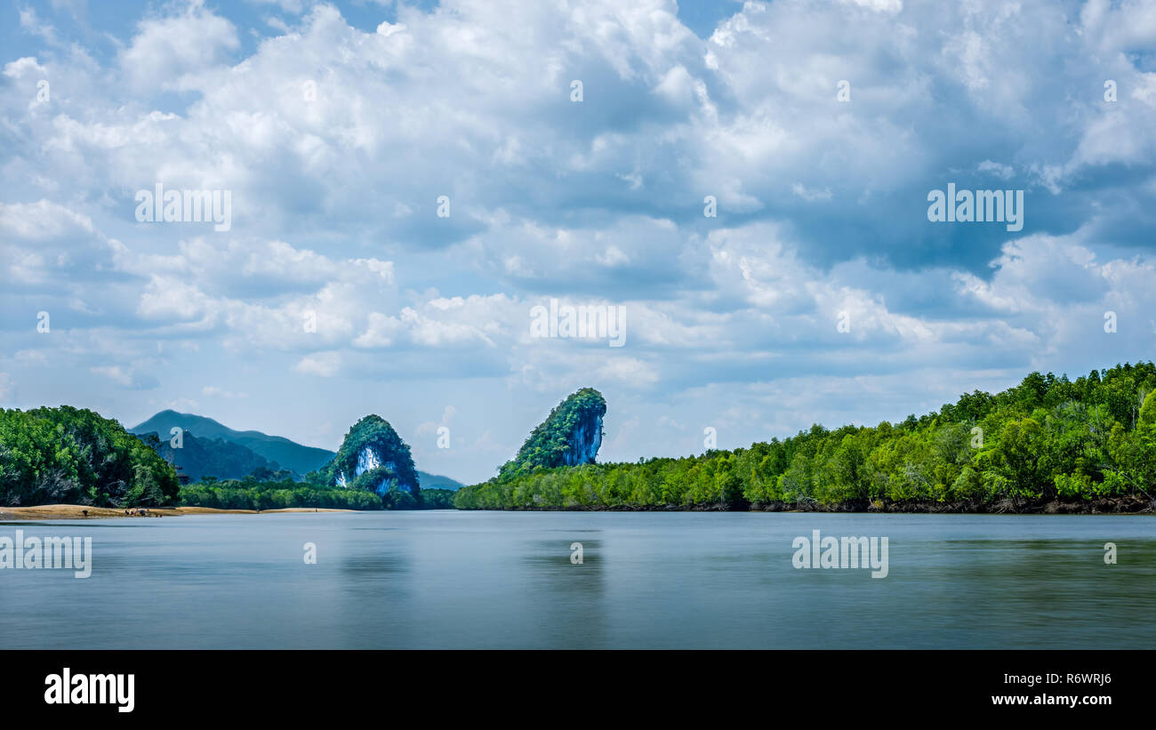 I 2 punti di riferimento di calcare di Krabi città nella provincia di Krabi, Thailandia. Foto Stock