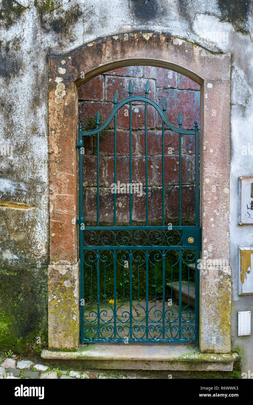 SINTRA, Portogallo - 19 novembre 2018: Il centro storico di La Vila de Sintra è famosa per il suo 19esimo secolo architettura Romanticist, storico esta Foto Stock