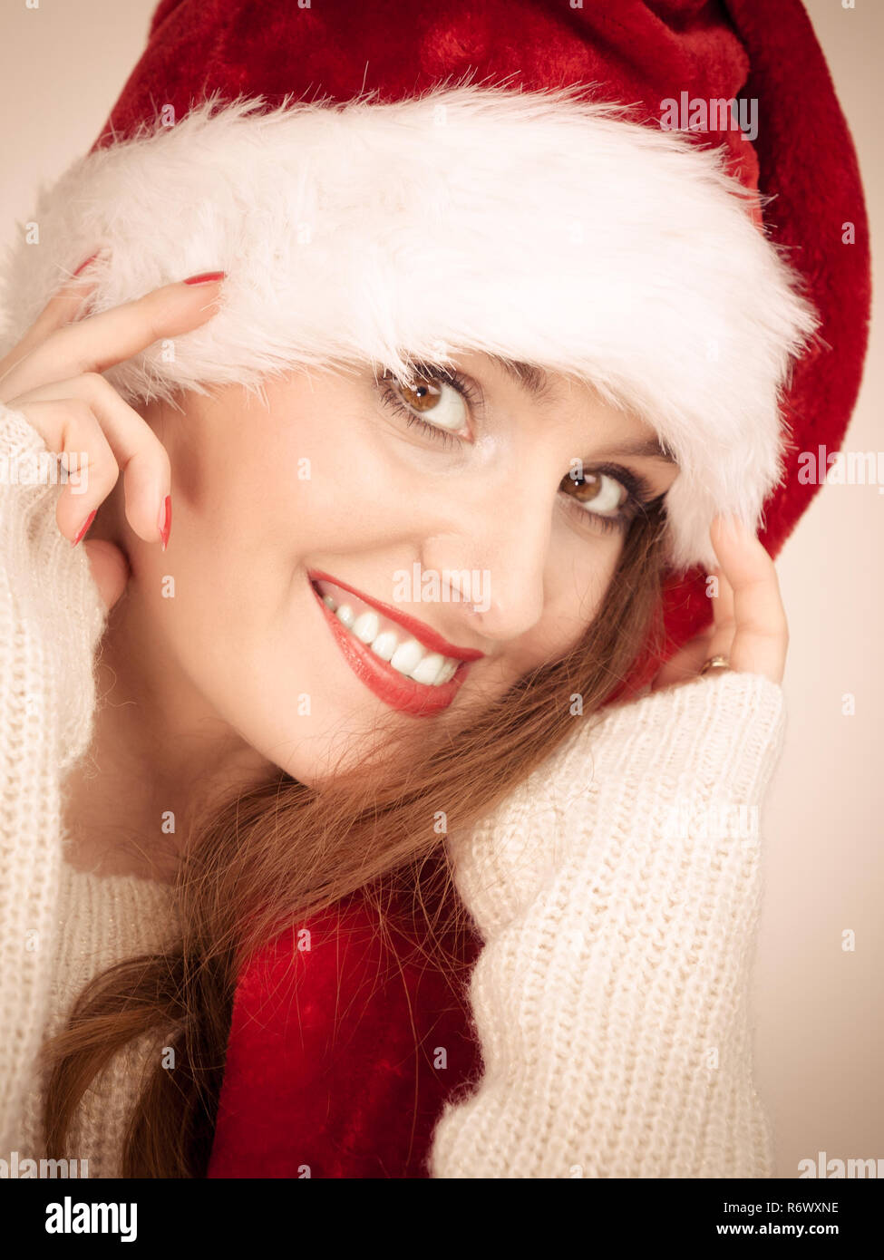 Natale In Latino.Il Tempo Di Natale Giovani Latino Donna Che Indossa Santa Claus Hat Bianco Maglione Caldo Ritratto Studio Shot Foto Stock Alamy