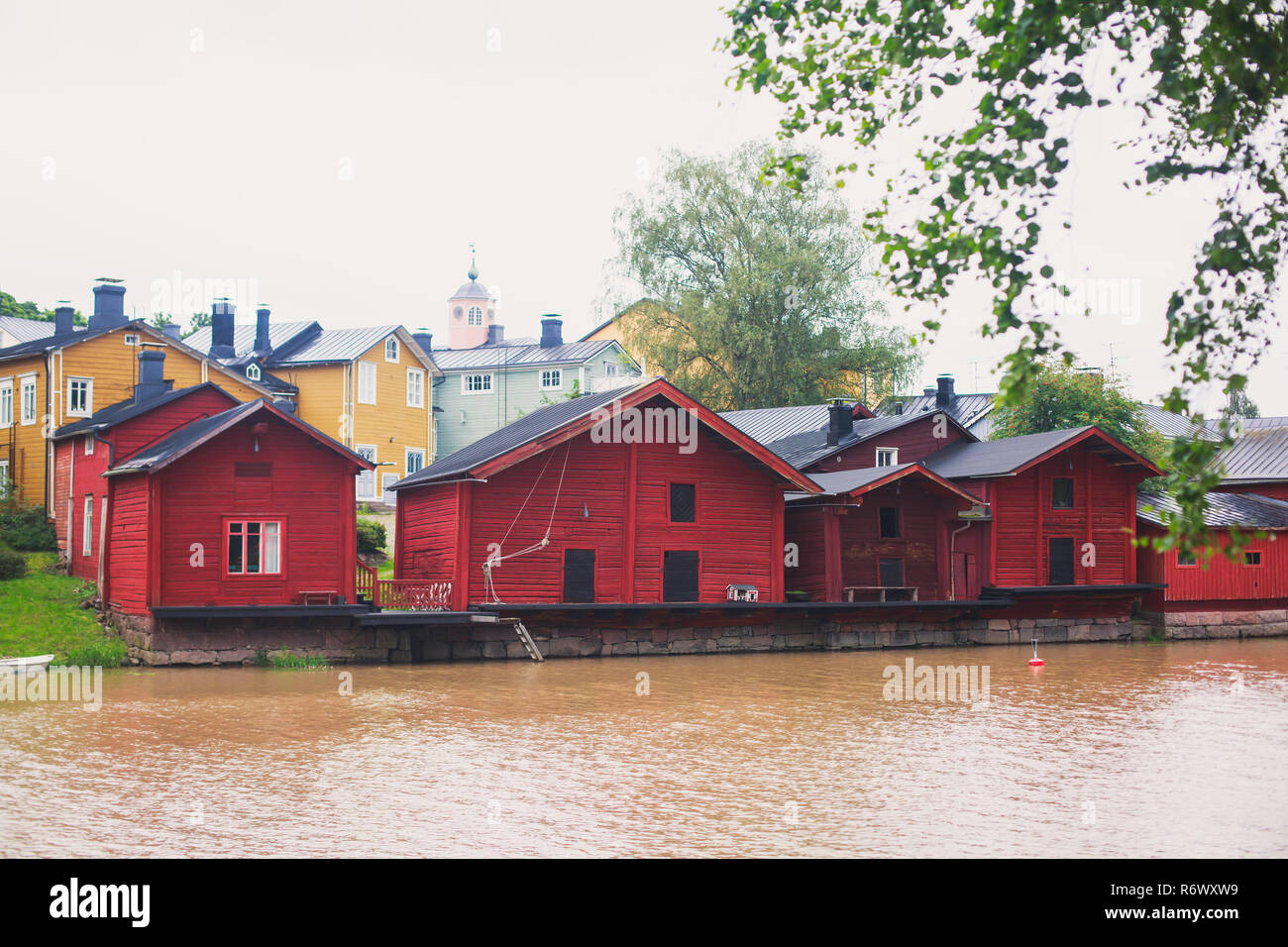 Vista di Porvoo città vecchia con legno rosso capannoni, Borga, una città e un comune situato sulla costa meridionale della Finlandia a circa 50 km. Foto Stock