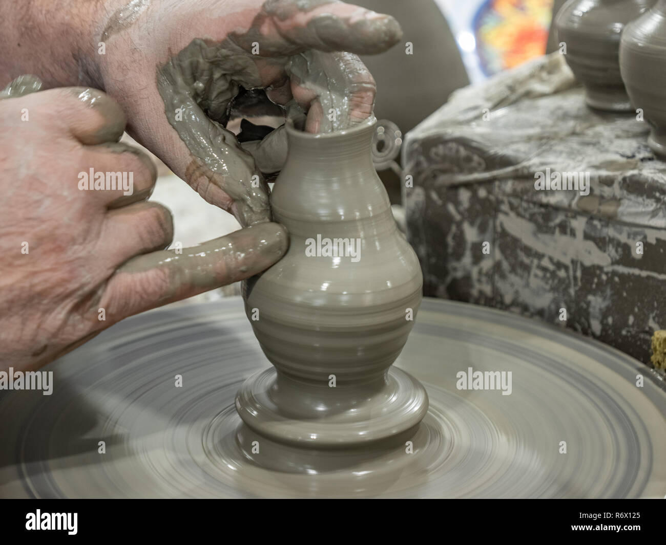 Realizzazione di un vaso in terracotta ruotato a mano come nelle antiche tradizioni italiane Foto Stock