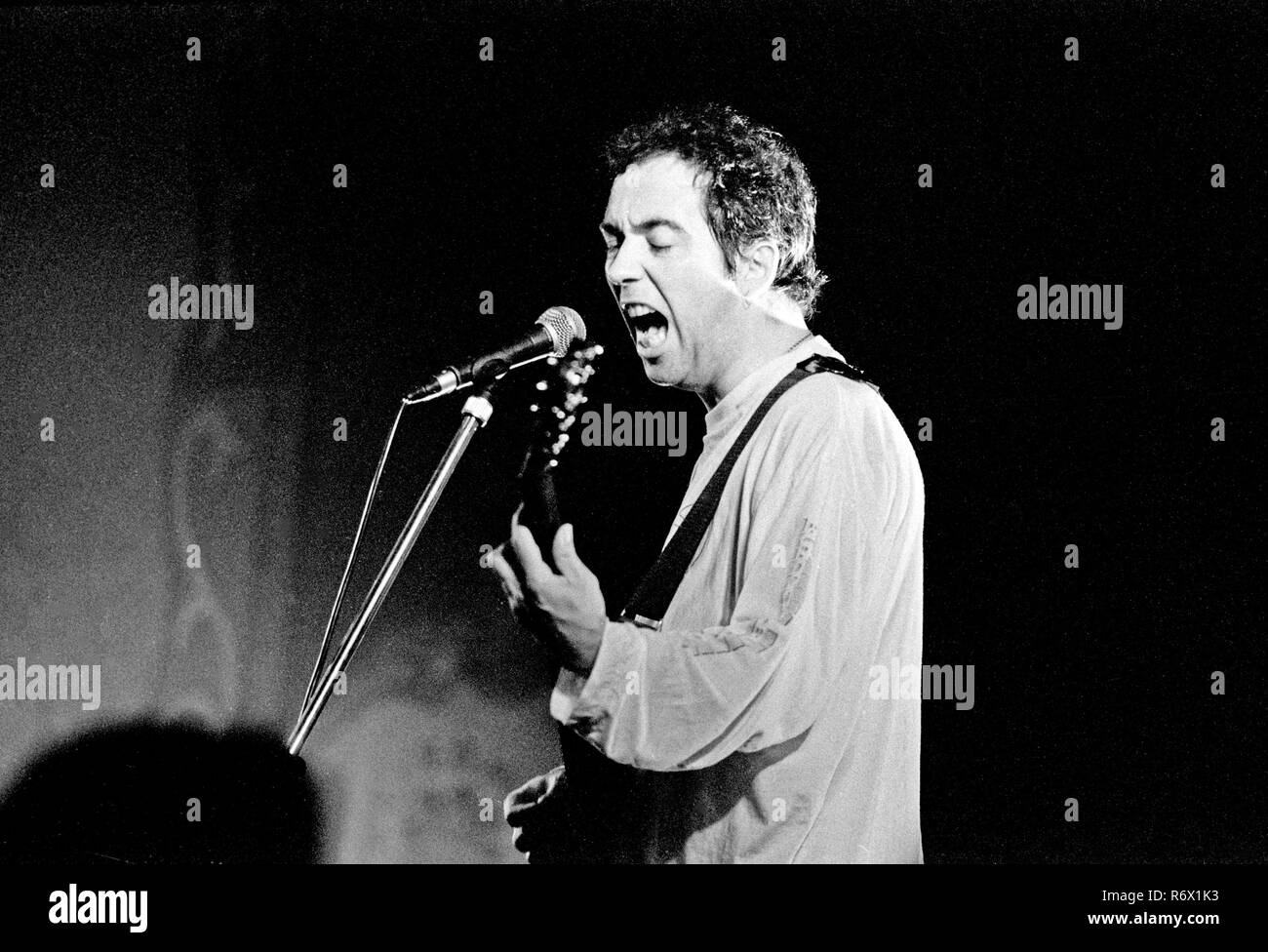 File immagine : Pete Shelley eseguendo con i Buzzcocks a Patti Pavillion a Swansea il 11 ottobre 1990. Egli ha passato lontano oggi (6 dicembre 2018) l'età 63. Foto Stock