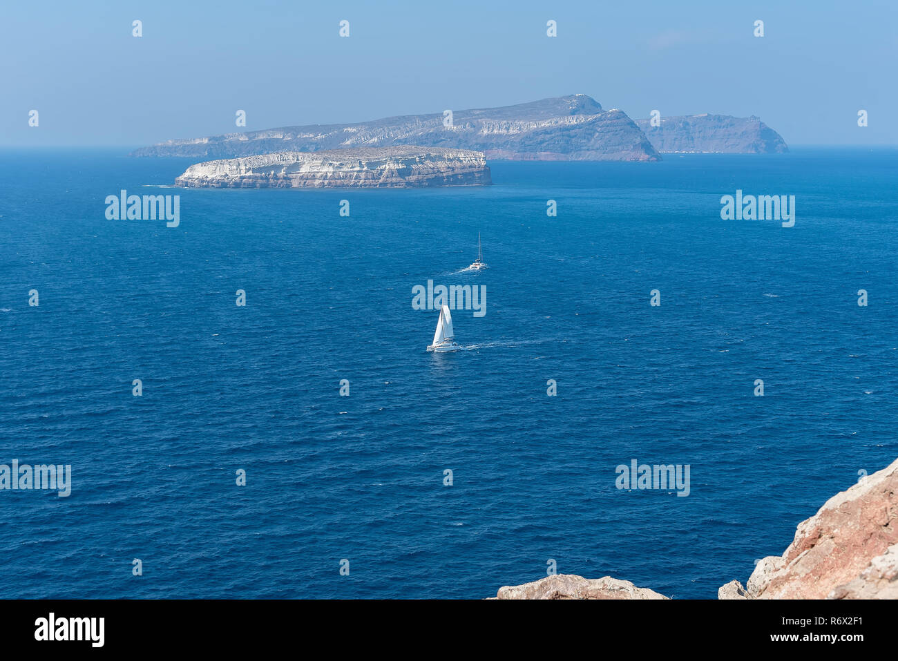 Vista del faro di Akrotiri - Santorini Cyclades island - mare Egeo - Grecia Foto Stock