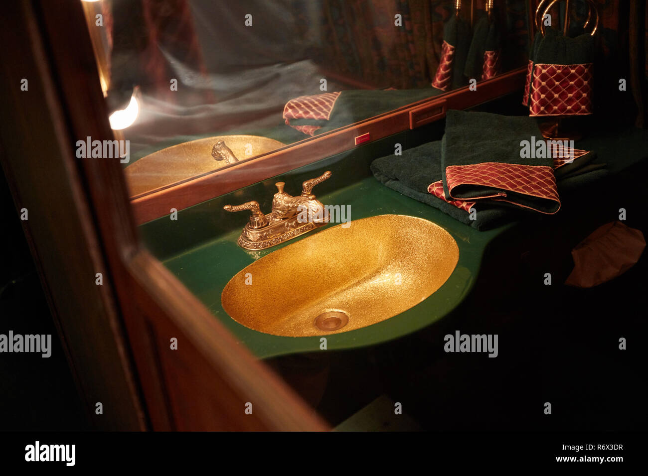Oro il lavandino in bagno di Lisa Marie, l'aereo privato di Elvis Presley Foto Stock